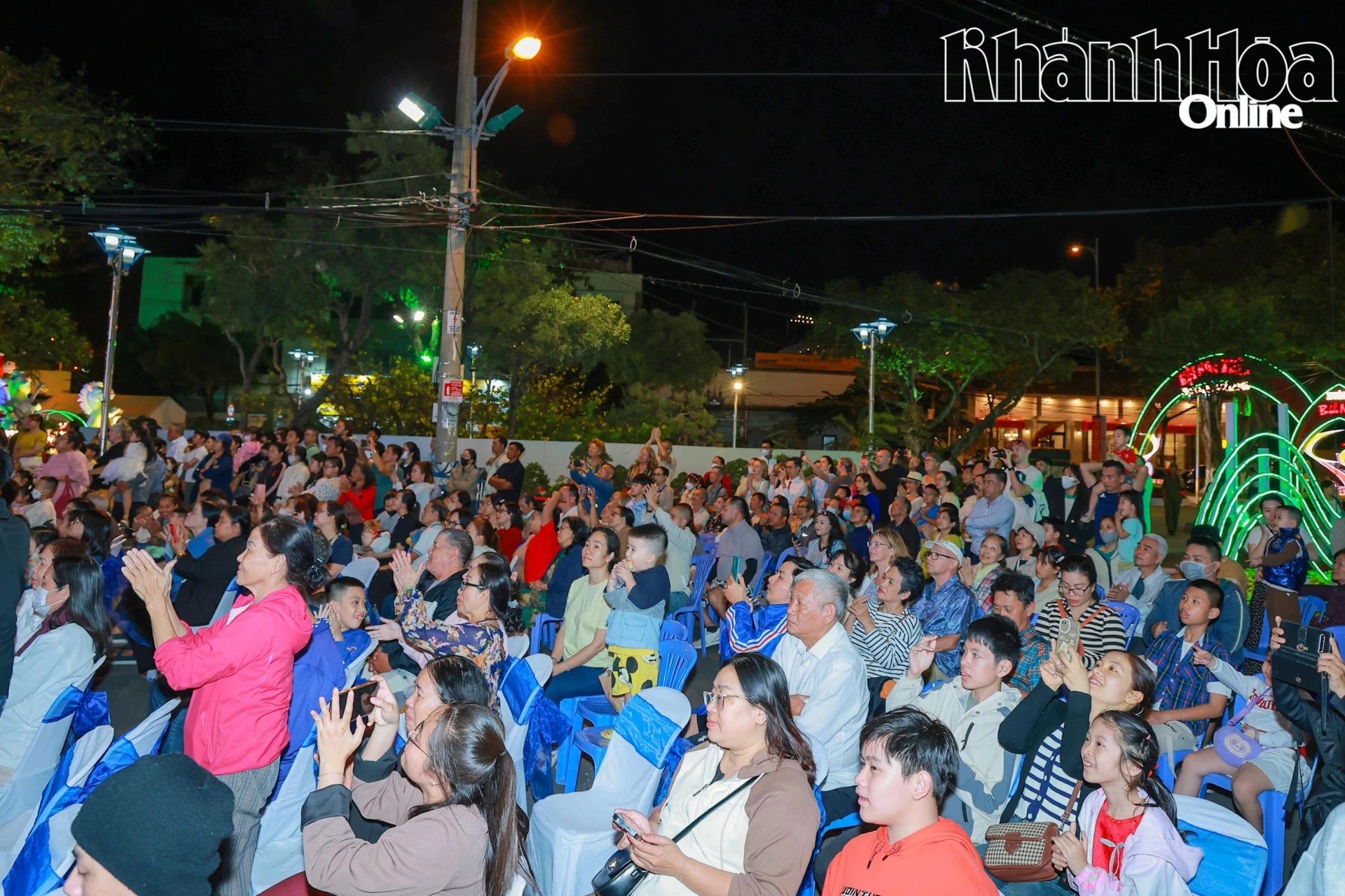 Đông đảo người dân, du khách xem lễ khai mạc.