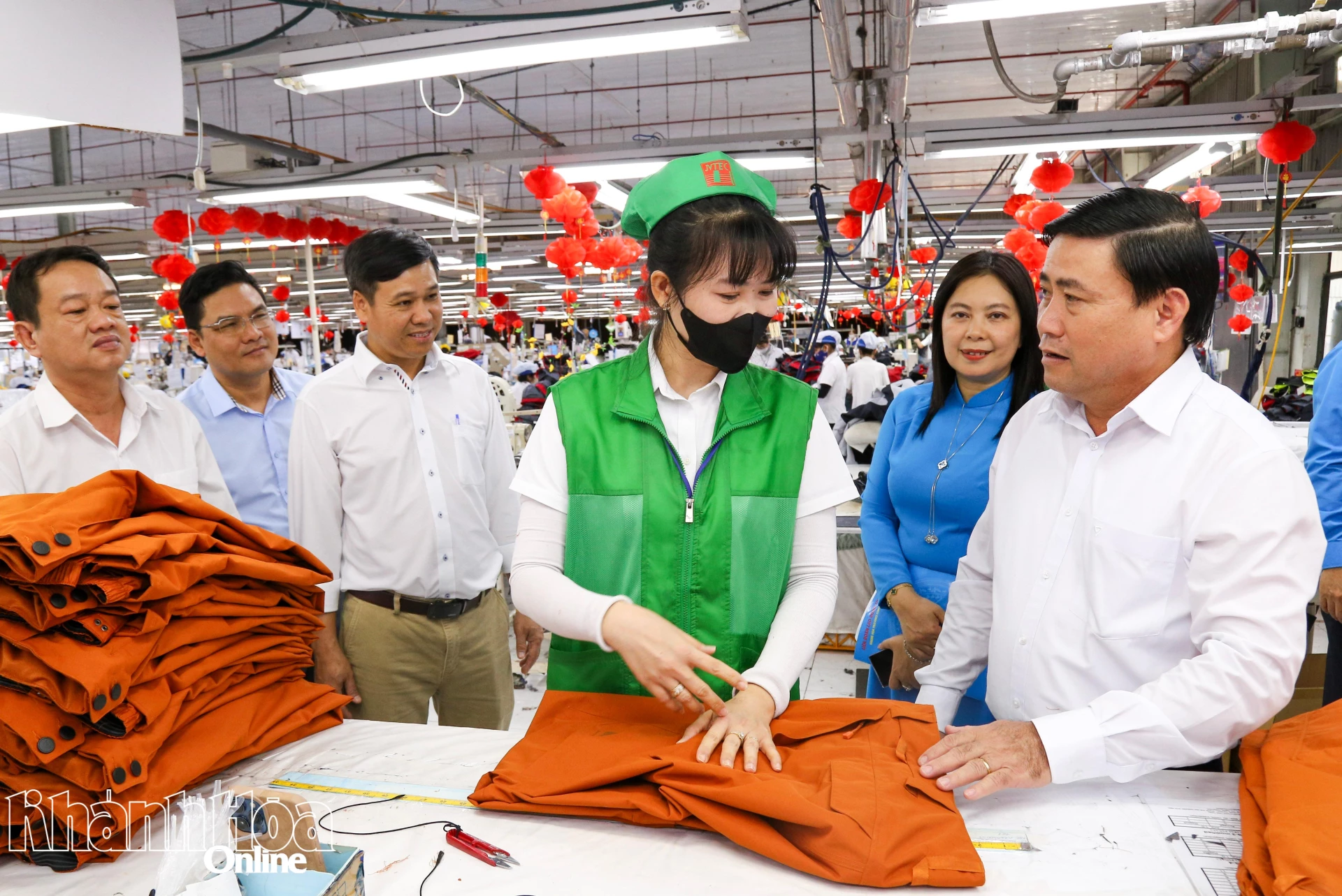 Lãnh đạo tỉnh thăm, động viên Công nhân Công ty TNHH May Tiến Thuận trong ca làm việc