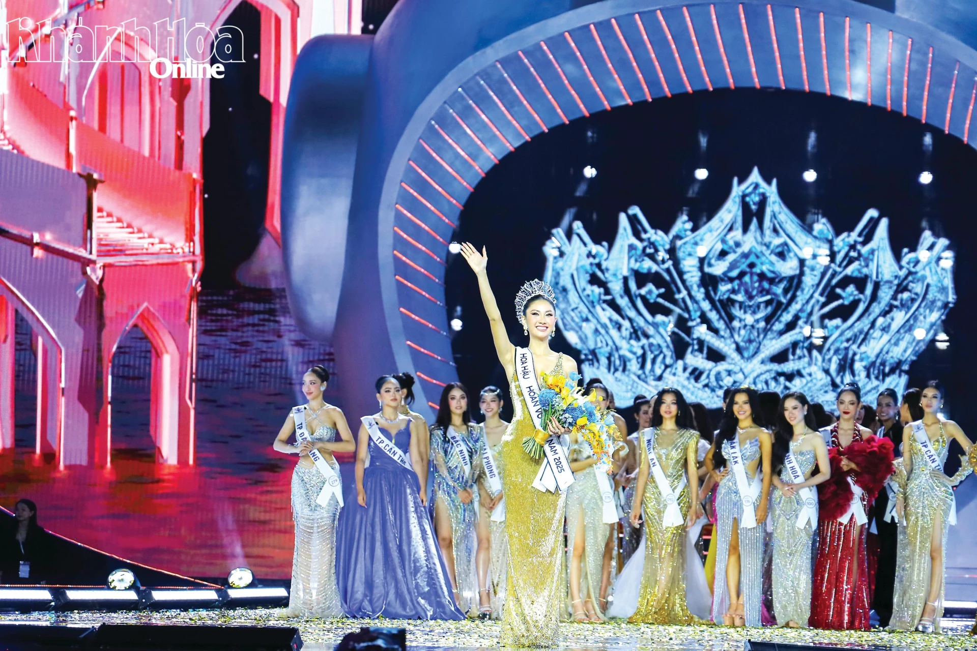 Khoảnh khắc đăng quang của Hoa hậu Hoàn vũ Việt Nam 2025 Nguyễn Hoàng Phương Linh.