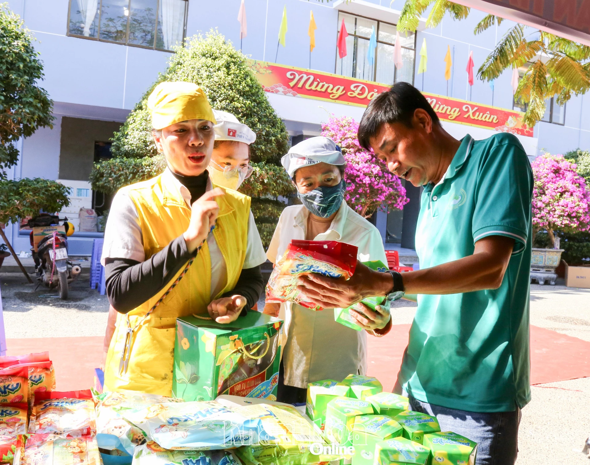 Công nhân, người lao động các doanh nghiệp chọn mua sản phẩm từ gian hàng 0 đồng