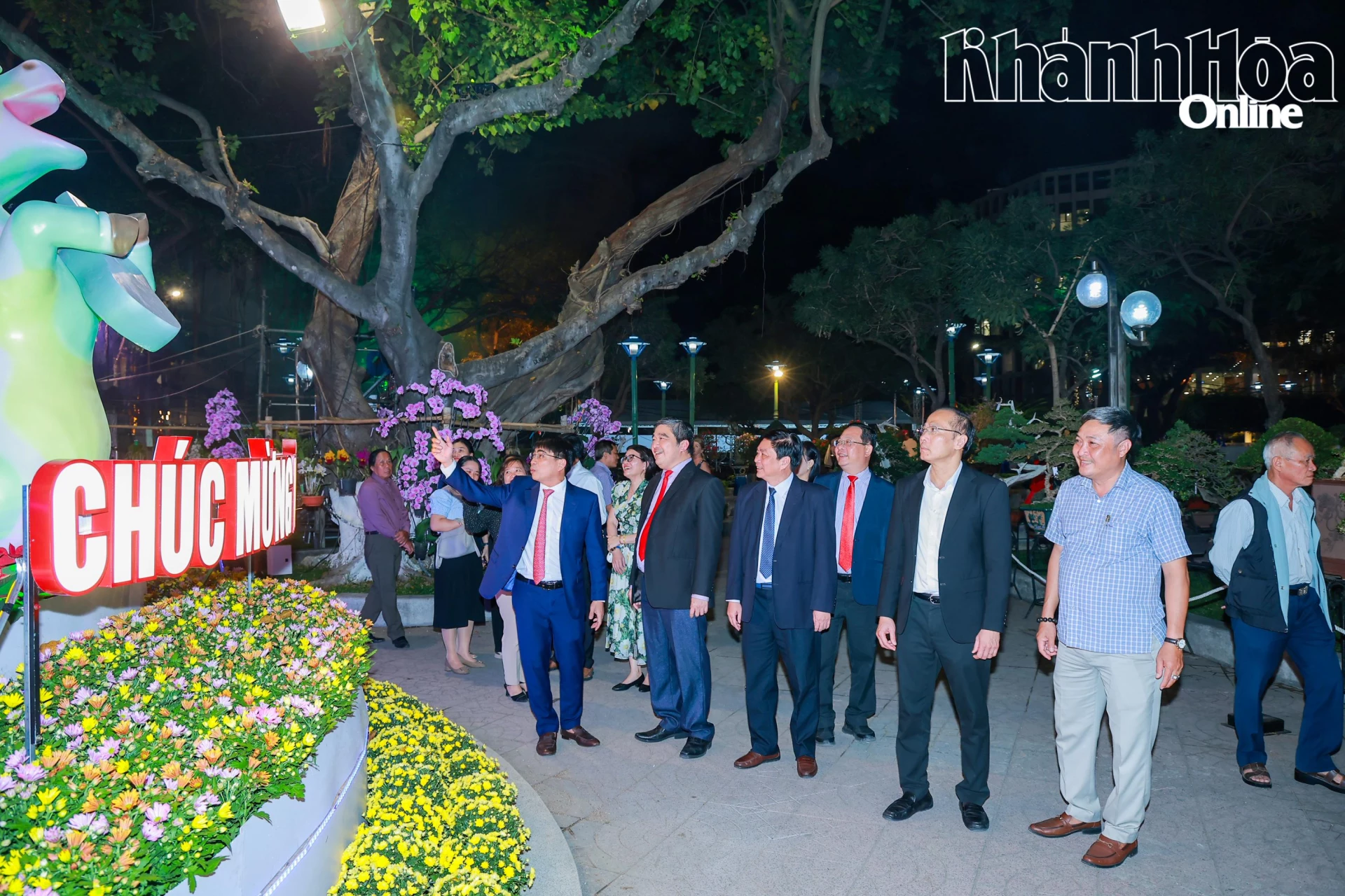 Các đại biểu đi tham quan Hội hoa xuân Nha Trang – Khánh Hòa năm 2026.