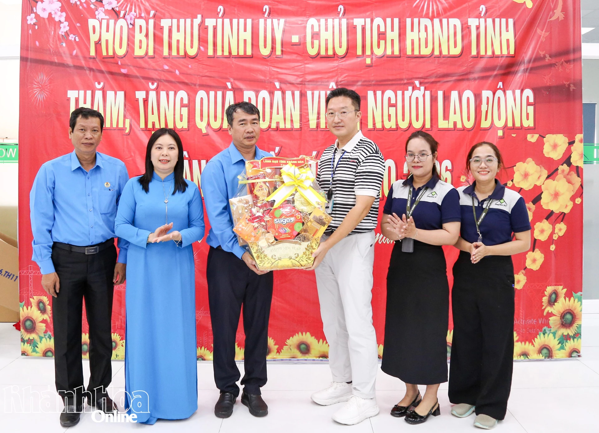 Thừa ủy quyền của lãnh đạo tỉnh, lãnh đạo Liên đoàn Lao động tỉnh trao quà Tết cho Công ty TNHH Innoflow NT 