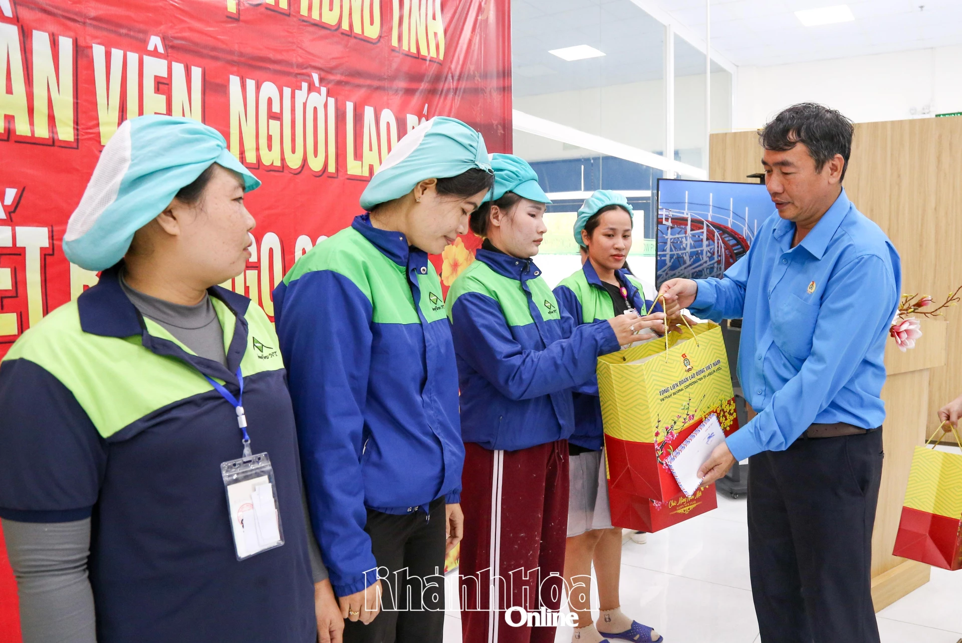 Công nhân có hoàn cảnh khó khăn của Công ty TNHH Innoflow NT nhận quà Tết