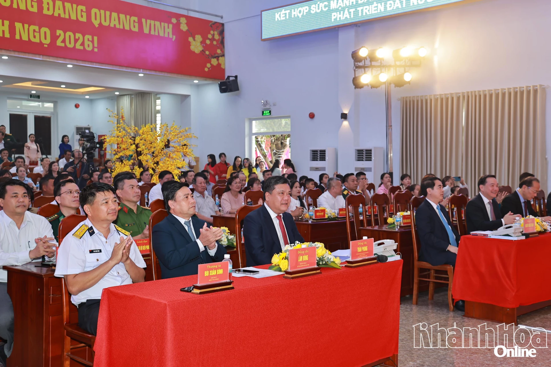 Đồng chí Trần Phong, đồng chí Lâm Đông cùng các đại biểu tham dự chương trình.