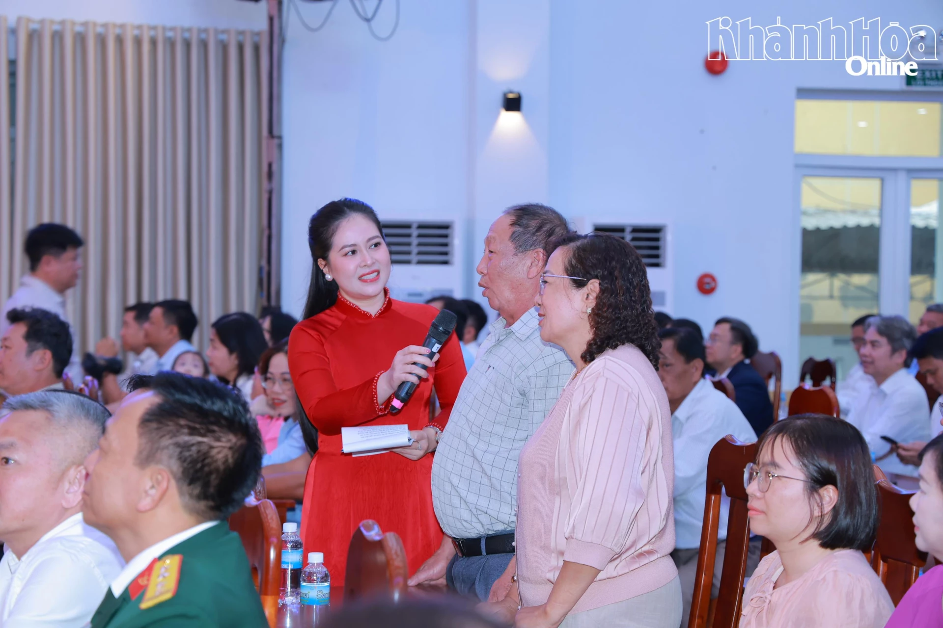 Giây phút xúc động của bố mẹ chị Lê Thị Kim Chi.