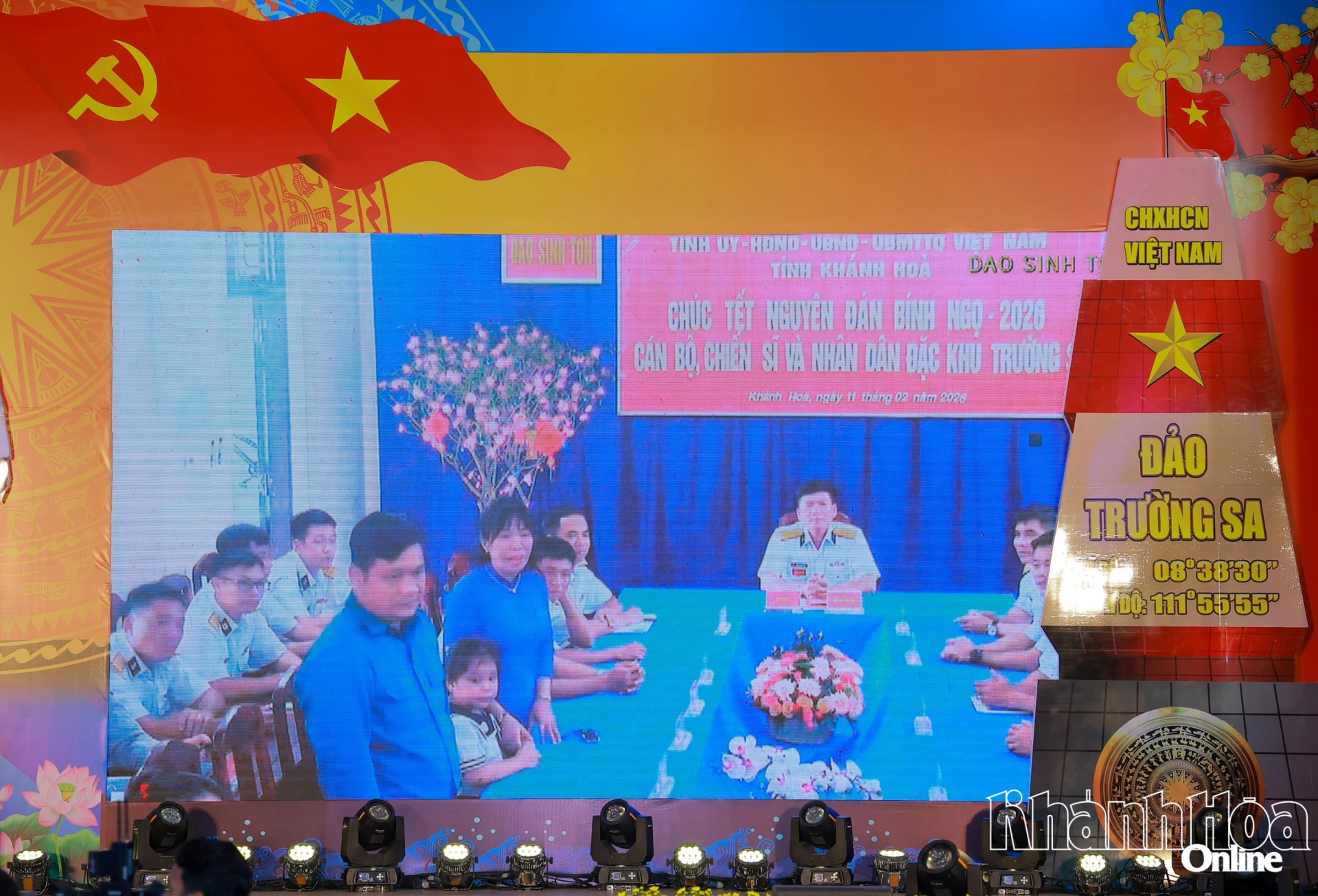 Gia đình chị Lê Thị Kim Chi trò chuyện với bố mẹ từ điểm cầu đảo Sinh Tồn.