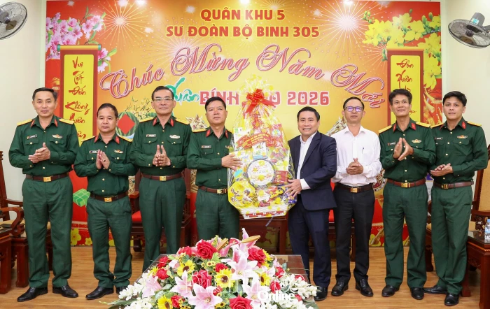 Đồng chí Lâm Đông - Phó Bí thư Tỉnh ủy, Chủ tịch HĐND tỉnh thăm, chúc Tết các đơn vị quân đội trực chiến dịp Tết