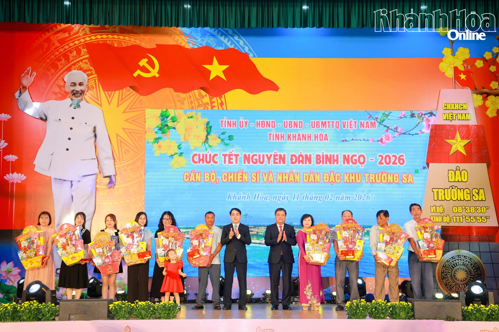 Đồng chí Nghiêm Xuân Thành và đồng chí Trần Phong trao quà cho gia đình thân nhân cán bộ, chiến sĩ, Nhân dân ở đặc khu Trường Sa.