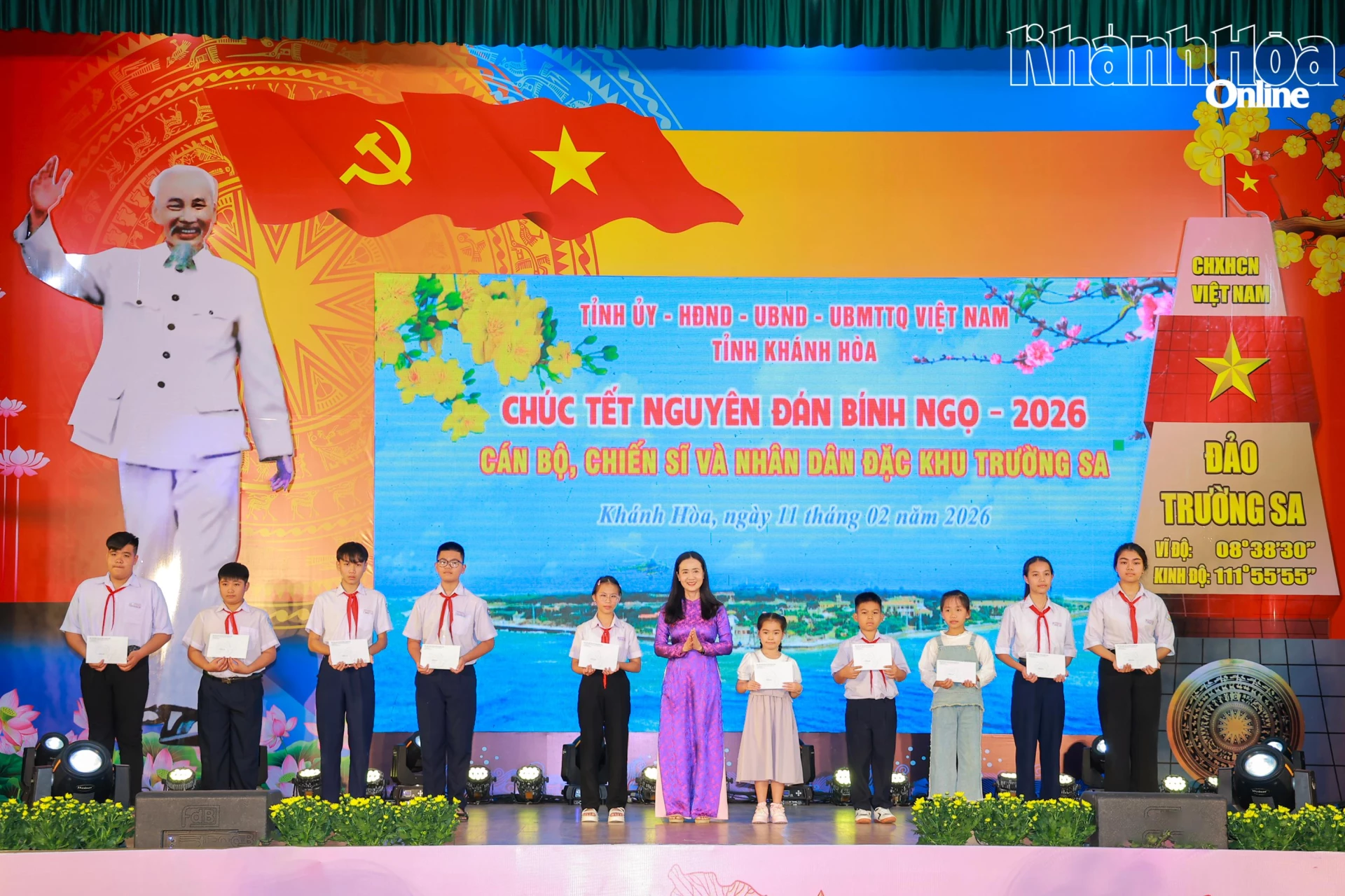 Lãnh đạo Hội Liên hiệp Phụ nữ tỉnh trao học bổng cho học sinh.