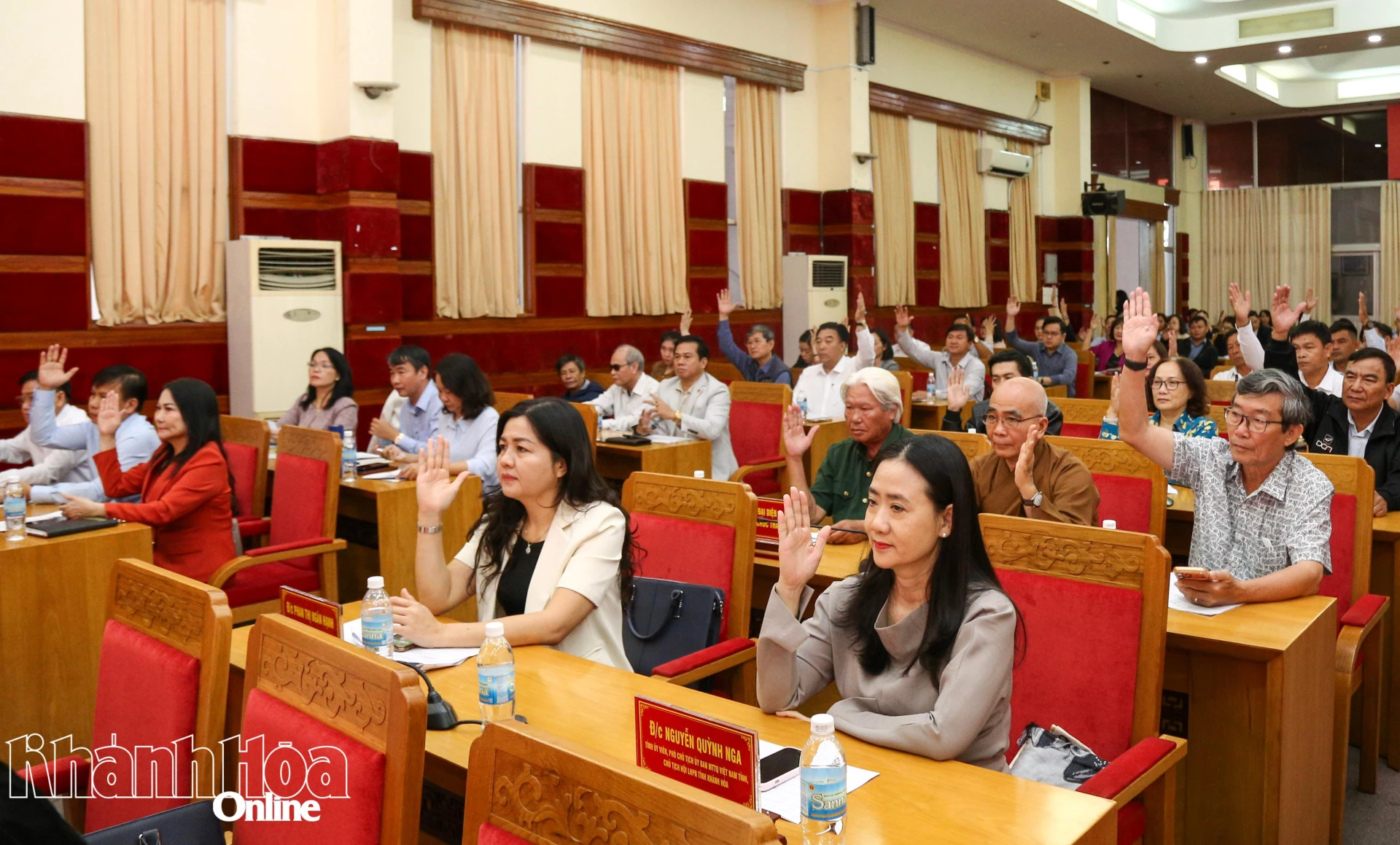 Các đại biểu biểu quyết thông qua danh sách 15 người đủ tiêu chuẩn ứng cử đại biểu Quốc hội khóa XVI của tỉnh Khánh Hòa