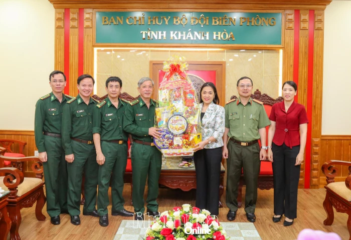 Phó Chủ tịch Thường trực Ủy ban MTTQ Việt Nam tỉnh Trần Thu Mai thăm, chúc Tết các đơn vị trực chiến