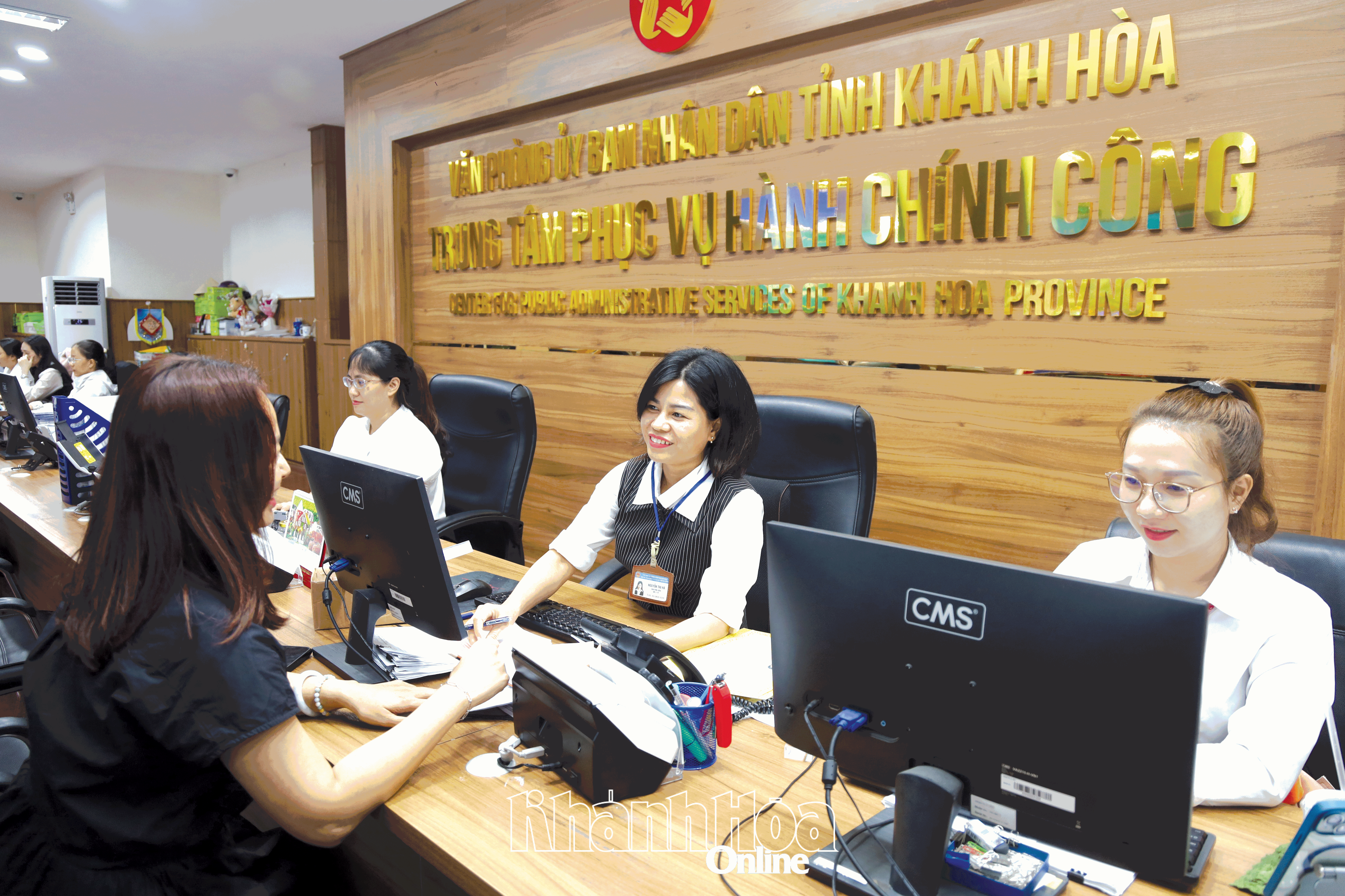 Giao dịch tại Trung tâm Phục vụ hành chính công tỉnh.