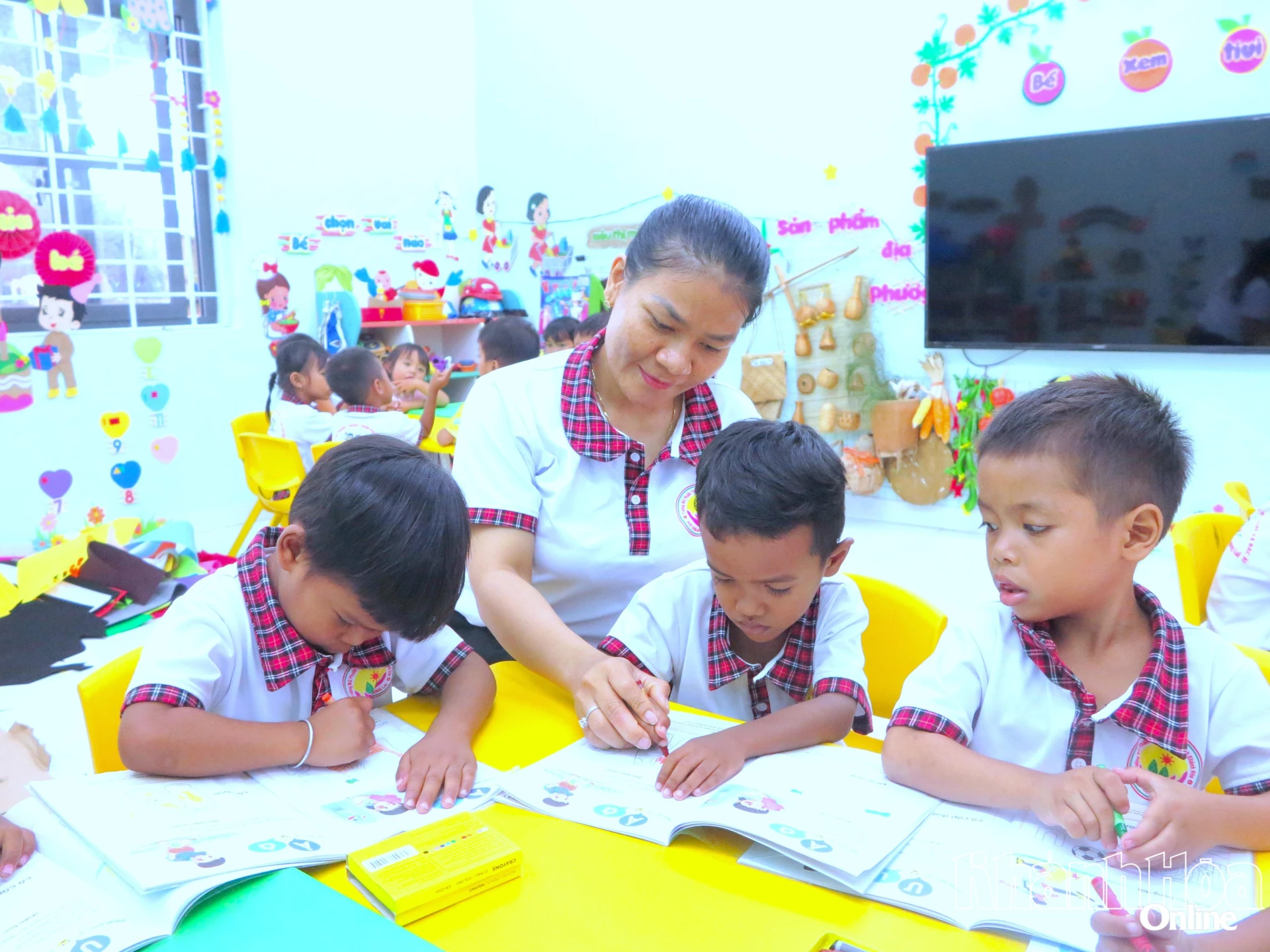 Cô và cháu Trường Mẫu giáo Phước Thắng (xã Bác Ái).