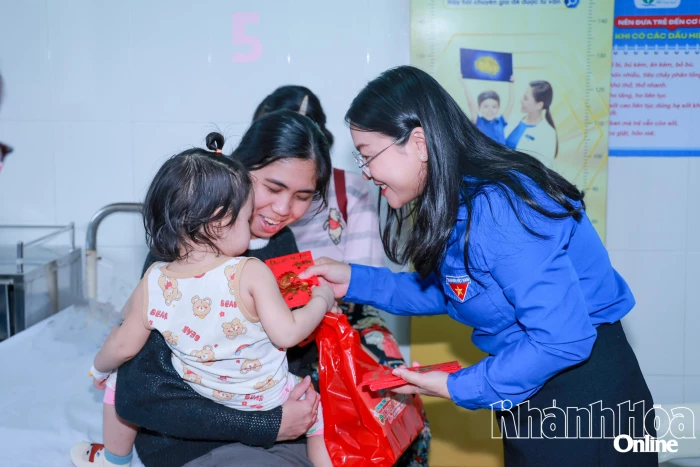 Trao 120 suất quà cho các bệnh nhi tại Bệnh viện Đa khoa Khánh Hòa