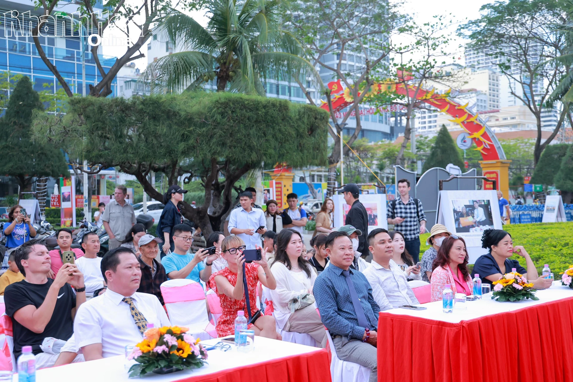 Các đại biểu dự khai mạc triển lãm ảnh “Sắc xuân đất nước” và gian hàng Tết.