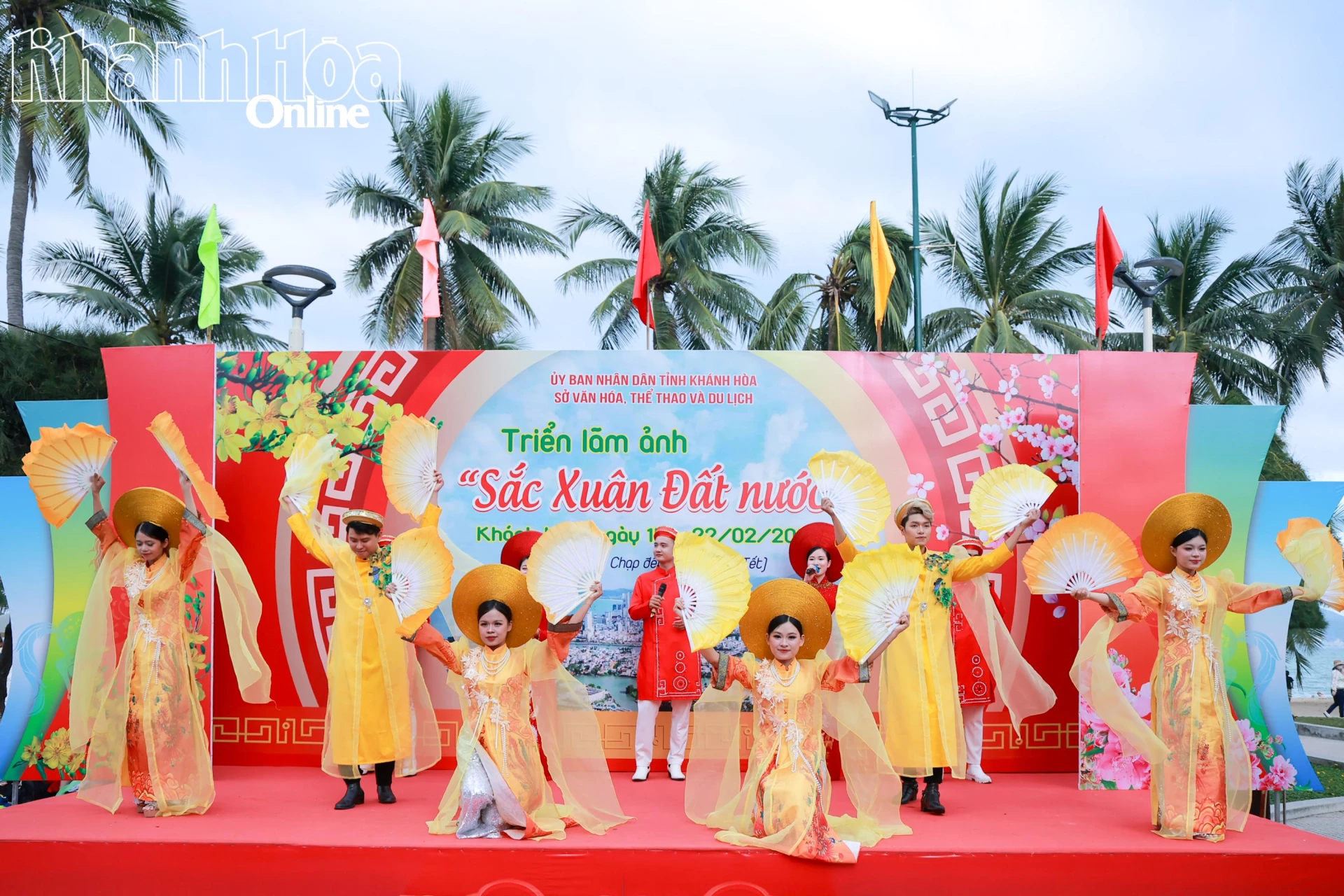 Tiết mục văn nghệ chào mừng khai mạc.