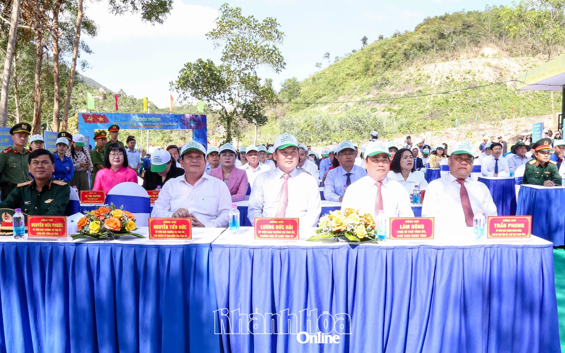 Các đồng chí lãnh đạo tỉnh dự Lễ phát động Tết trồng cây.