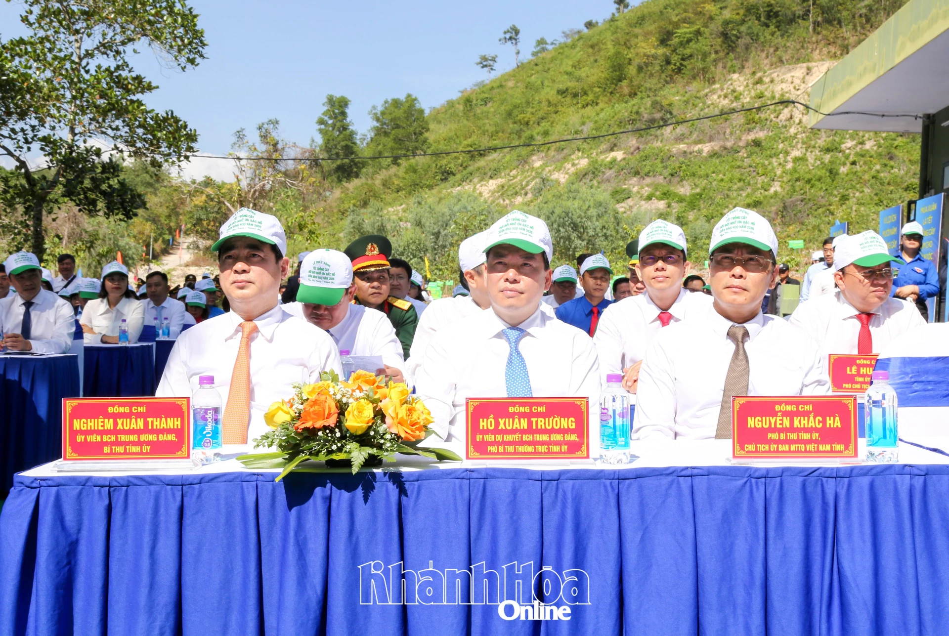 Các đồng chí lãnh đạo tỉnh dự Lễ phát động Tết trồng cây