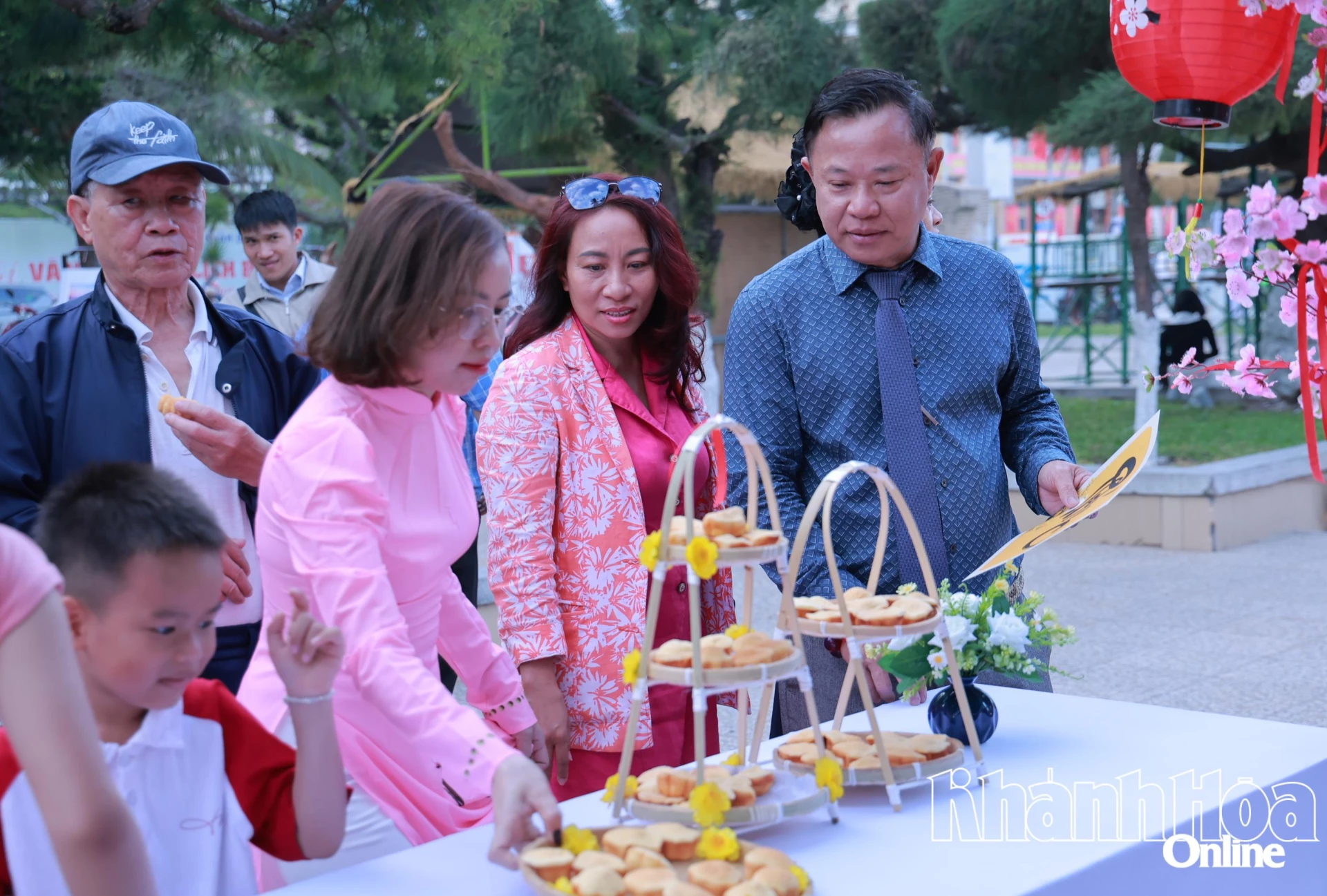 Gian hàng giới thiệu sản phẩm bãnh thuẫn.