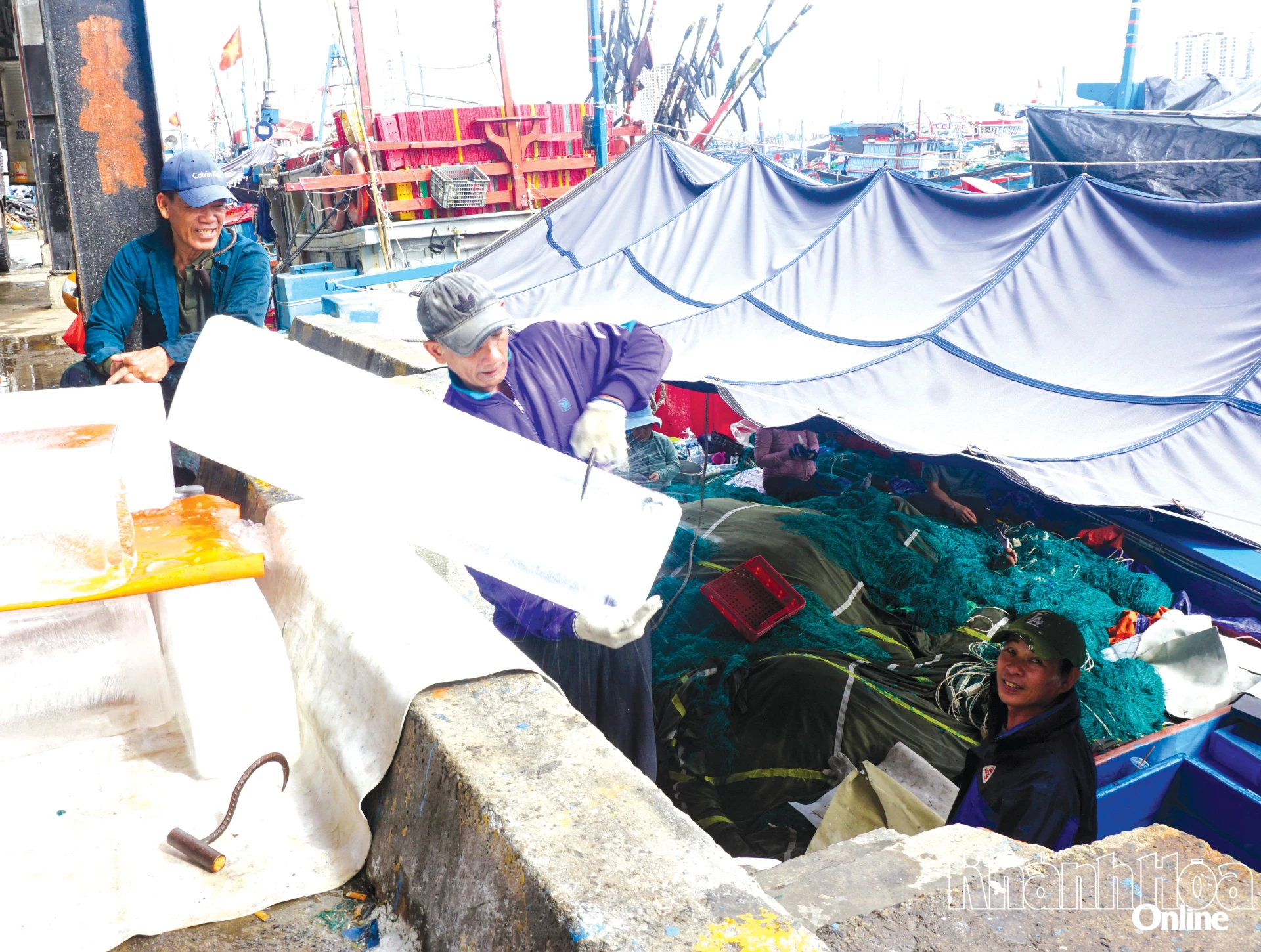 Tàu lưới rê của ngư dân phường Nam Nha Trang tiếp đá lạnh để vươn khơi khai thác.