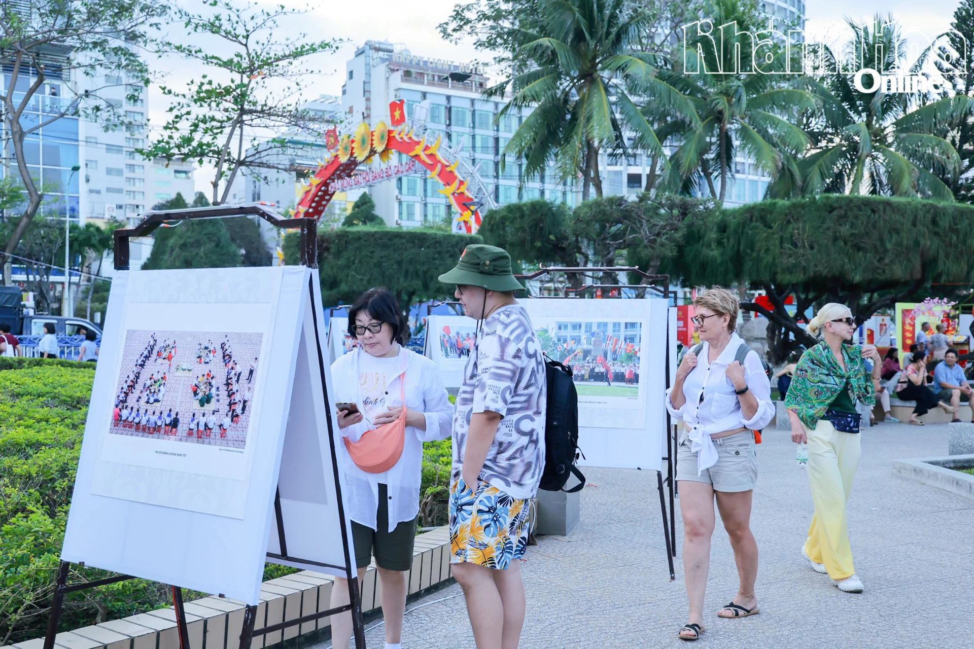 Du khách nước ngoài xem các tác phẩm trong triển lãm “Sắc xuân đất nước”.