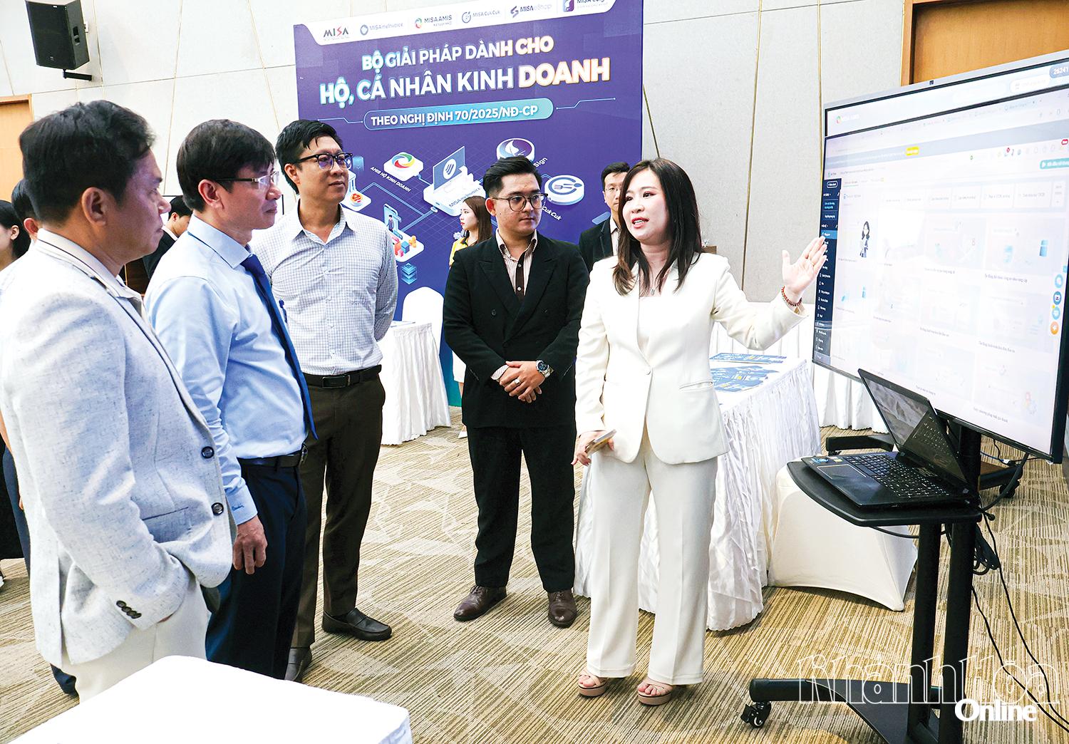 Các đại biểu tham quan, trải nghiệm sản phẩm công nghệ tại Hội thảo “Quản trị doanh nghiệp trong kỷ nguyên AI”.