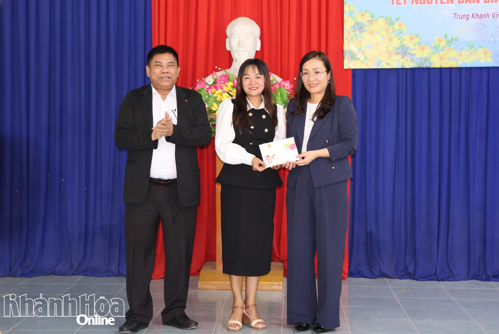 Đồng chí Y Thông - Thứ trưởng Bộ Dân tộc và Tôn giáo trao quà cho lãnh đạo xã Trung Khánh Vih.