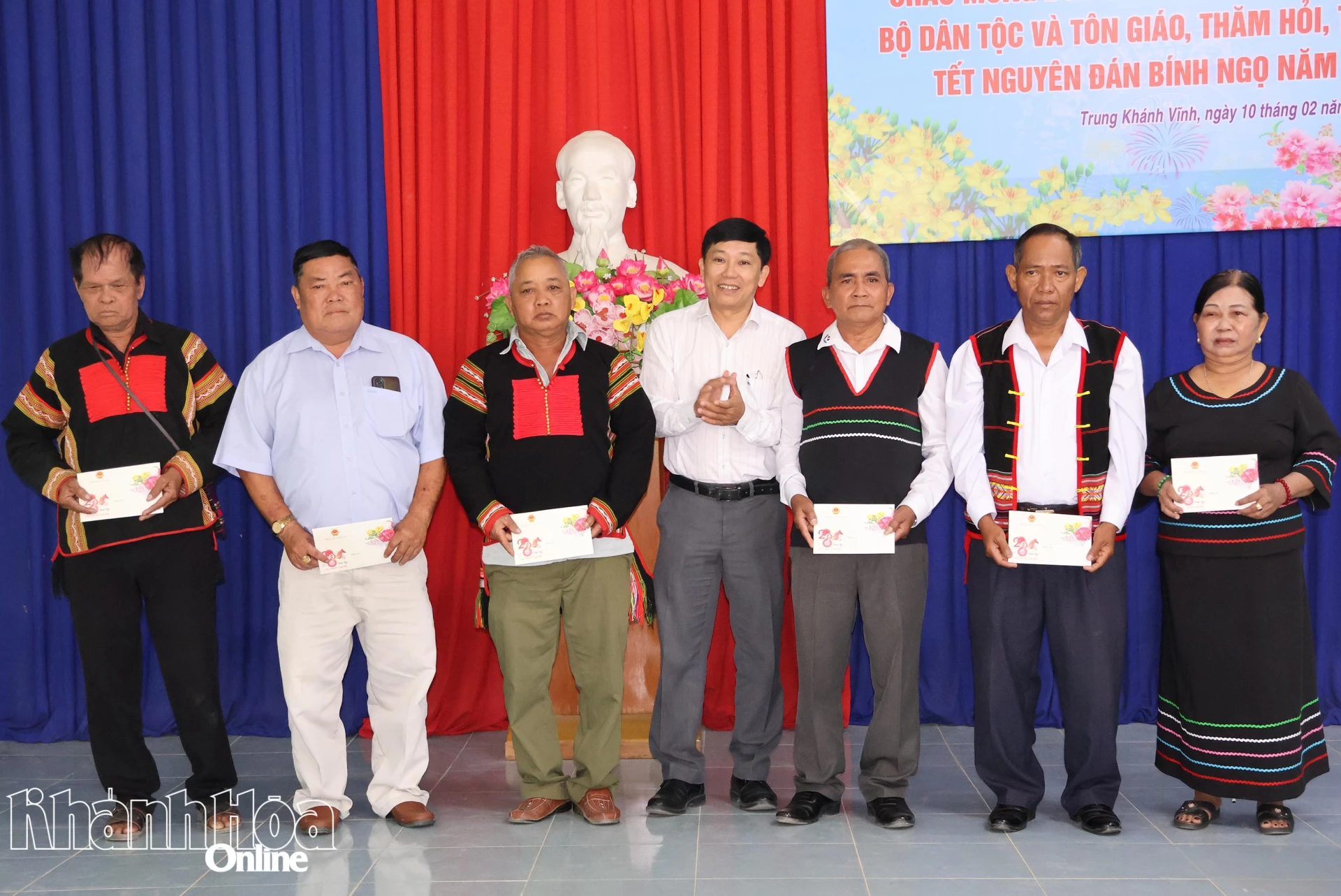 Lãnh đạo Sở Dân tộc và Tôn giáo 
Trao quà cho người có uy tín.