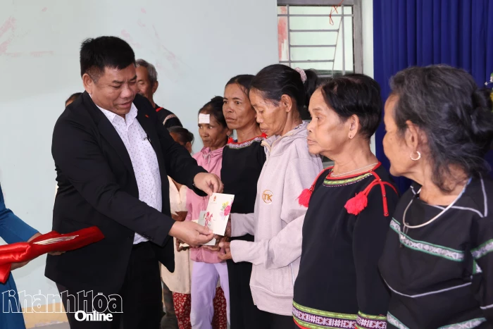 Thứ trưởng Bộ Dân tộc và Tôn giáo Y Thông thăm, tặng quà Tết đồng bào dân tộc thiểu số 