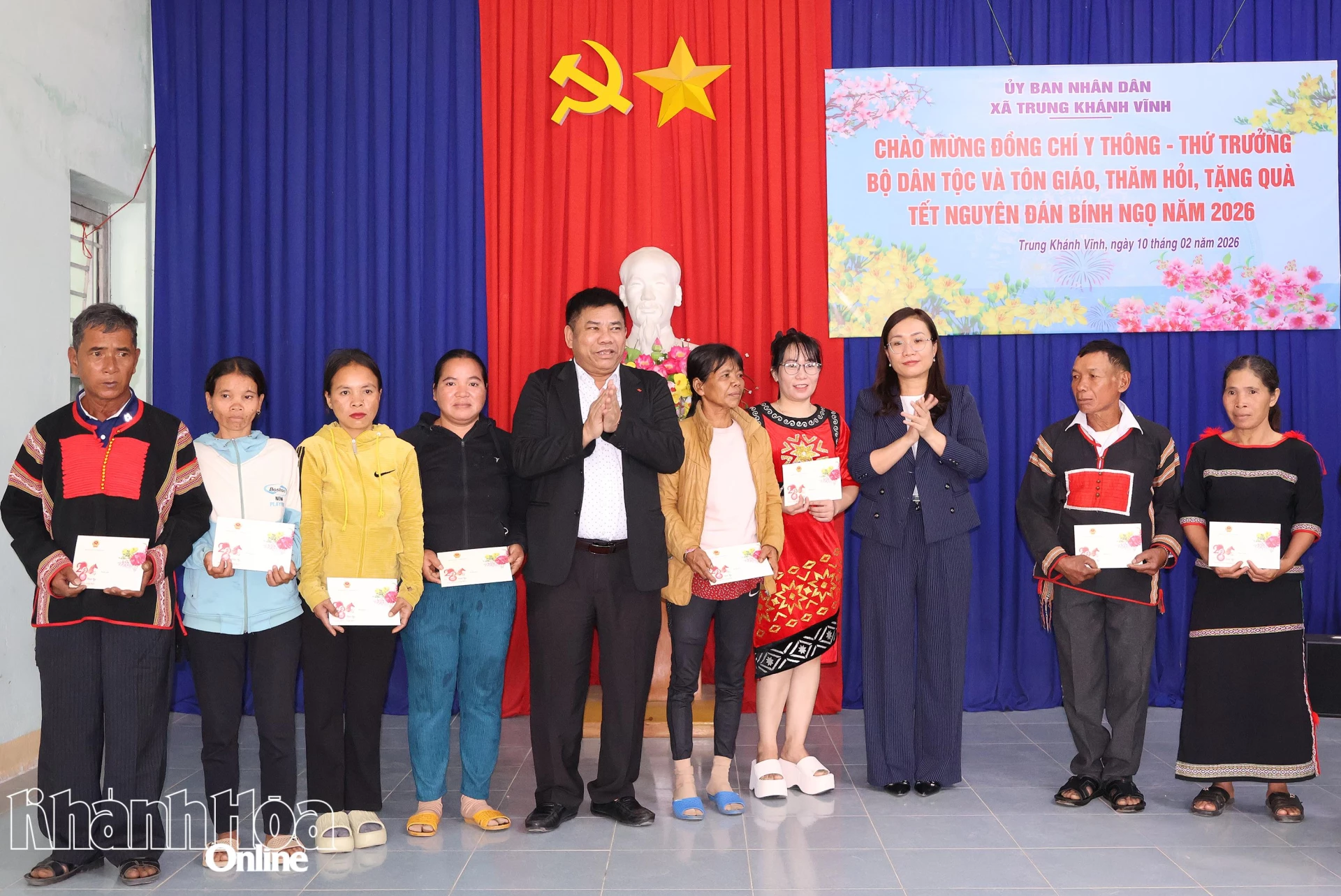 Lãnh đạo Bộ Dân tộc và Tôn giáo và lãnh đạo Đảng ủy xã Trung Khánh Vĩnh trao quà cho người ĐBDTTD nghèo.