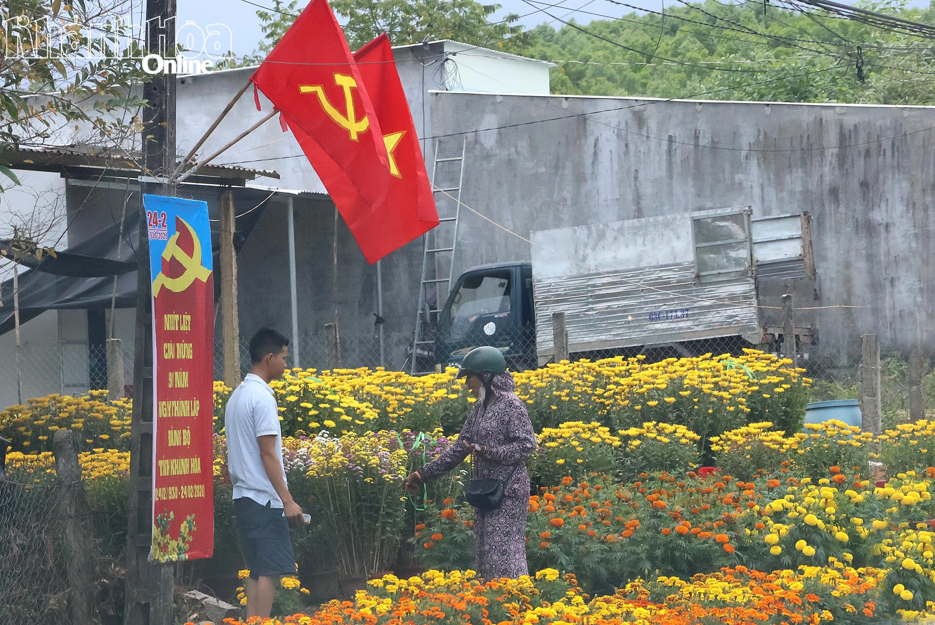 Một người dân mua hoa tại một xã vùng đồng bào dân tộc thiểu số và miền núi.