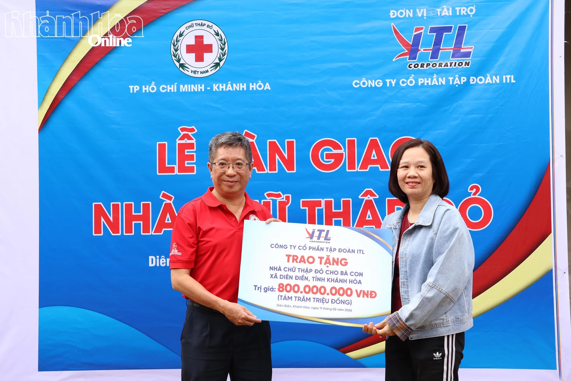 Địa diện Công ty Cổ phần Tập đoàn ITL trao bản tượng trưng cho Hội Chữ thập đỏ tỉnh Khánh Hòa.