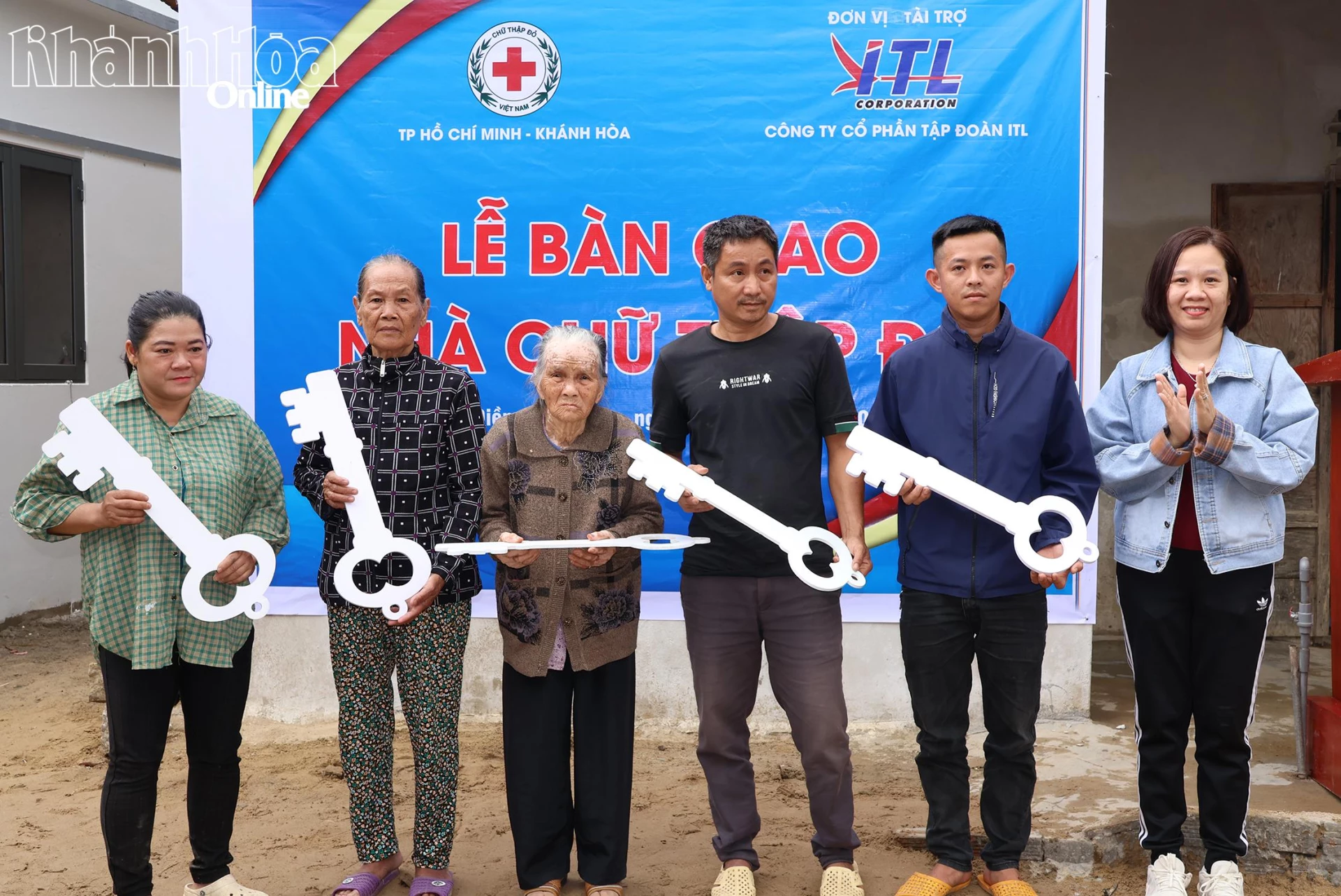 Địa diện Công ty Cổ phần Tập đoàn ITL trao chìa khóa tượng trưng cho các hộ dân.