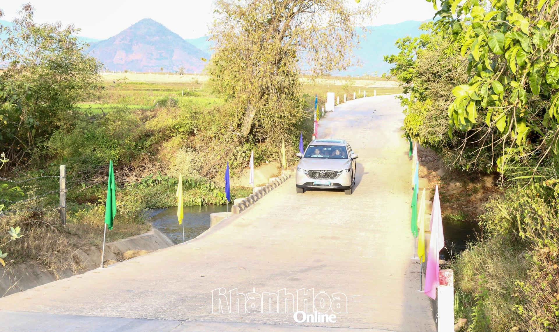 Cầu tràn qua Suối Vơ thường xuyên bị ngập sâu, gây chia cắt vào mùa mưa lũ