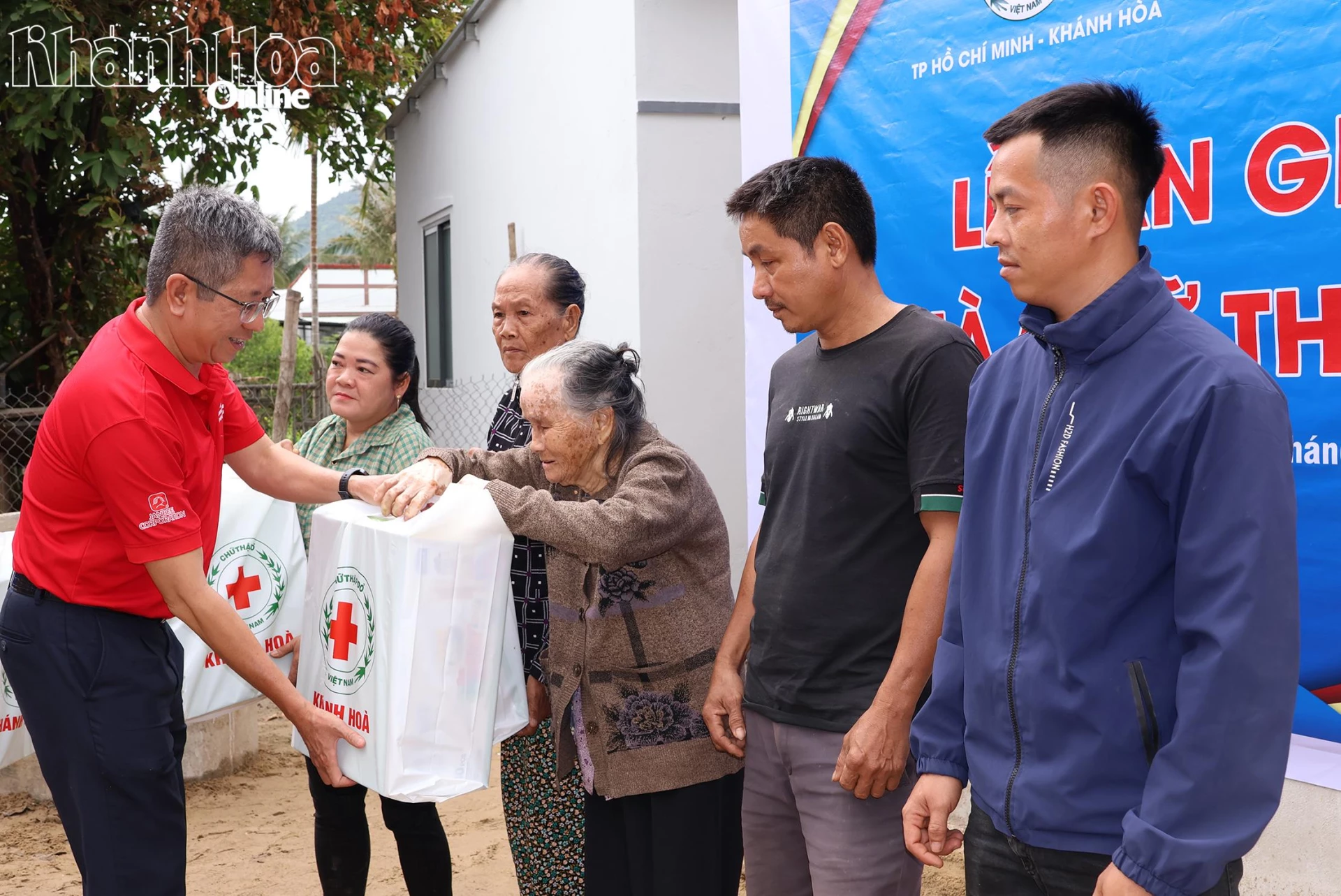 Lãnh đạo Hội Chữ thập đỏ tỉnh Khánh Hòa trao quà cho các hộ dân.