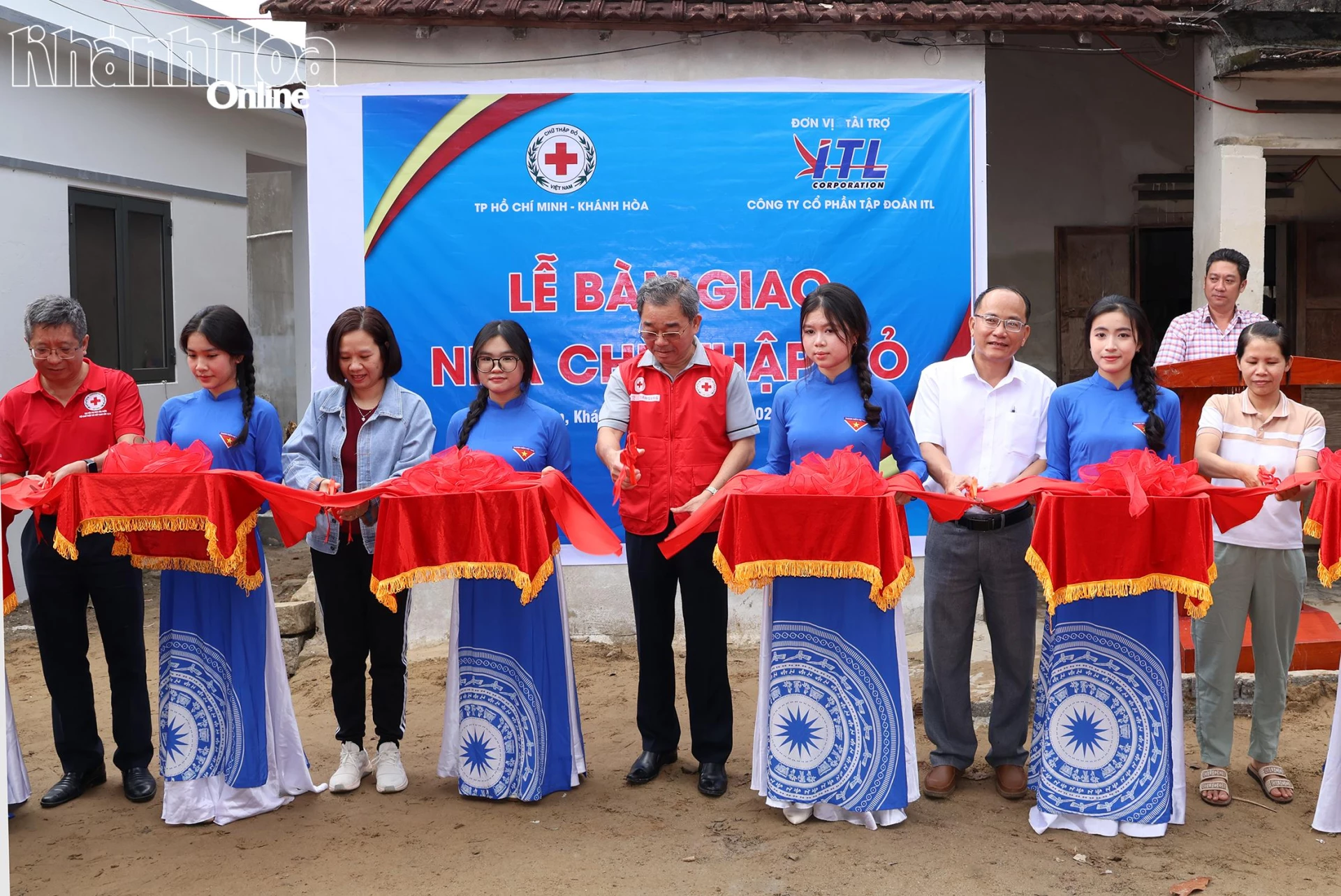 Đại diện các đơn vị tài trợ, lãnh đạo địa phương và hộ dân cắt băng khánh thành. 