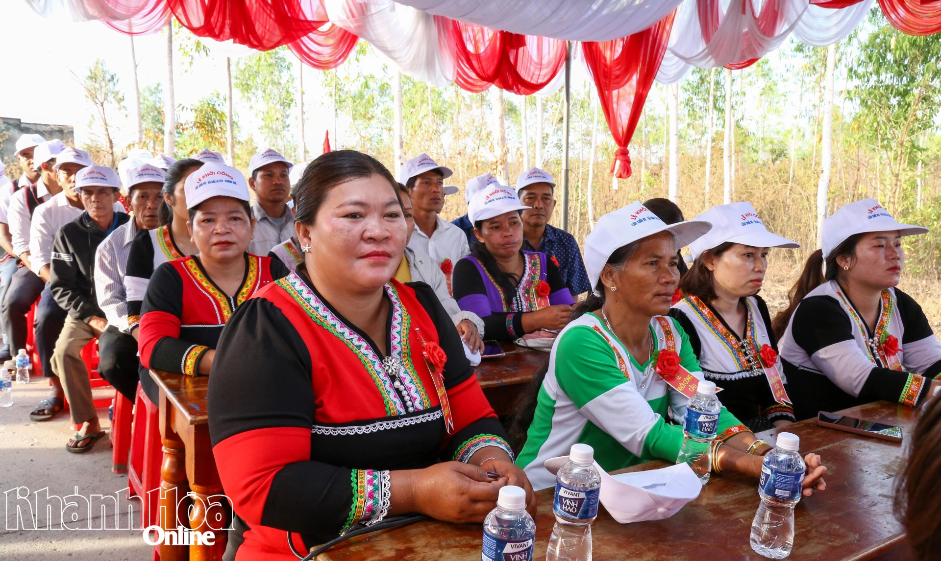 Người dân xã Bác Ái Tây vui mừng khi cầu Suối Vơ được khởi công xây dựng