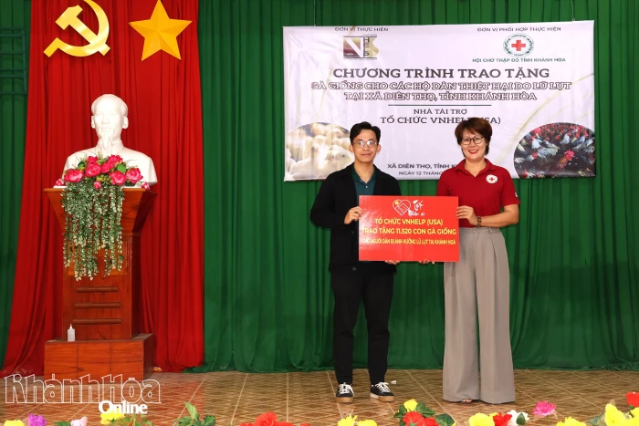 Trao hơn 11.500 con gà giống cho người dân bị thiệt hại do lũ lụt