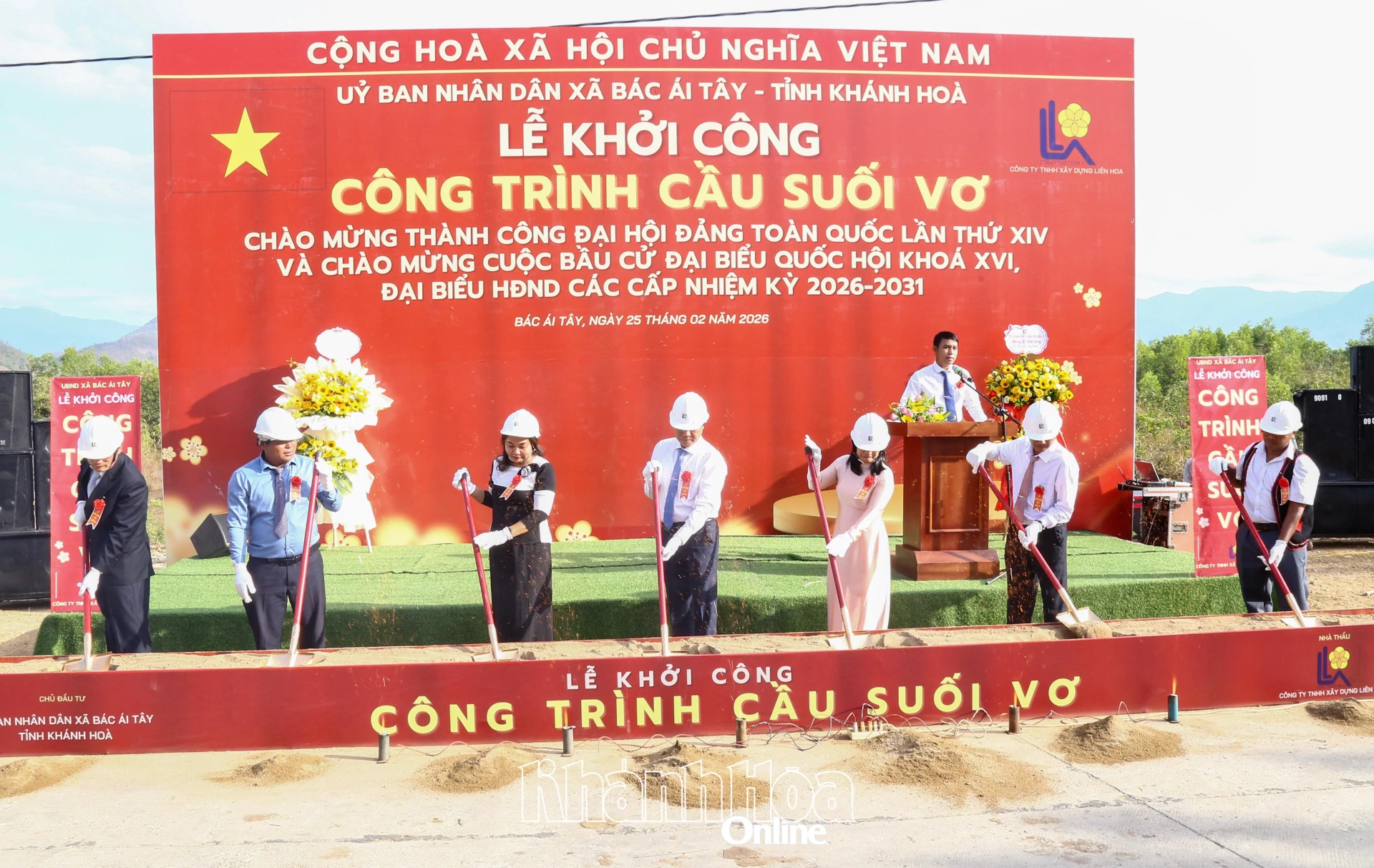 Lãnh đạo xã Bác Ái Tây thực hiện nghi thức động thổ khởi công xây dựng công trình
