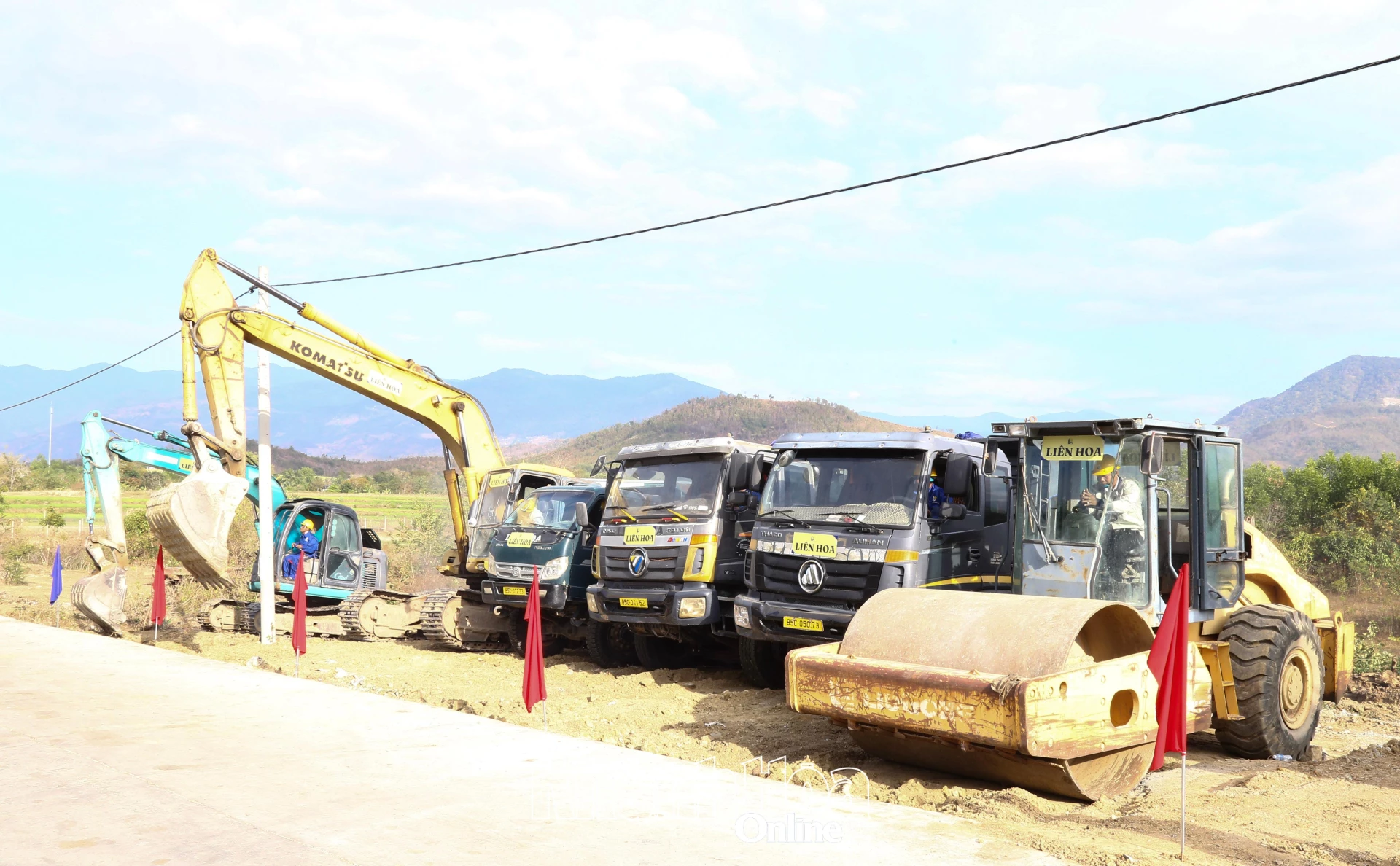 Các phương tiện của đơn vị bắt đầu thi công công trình