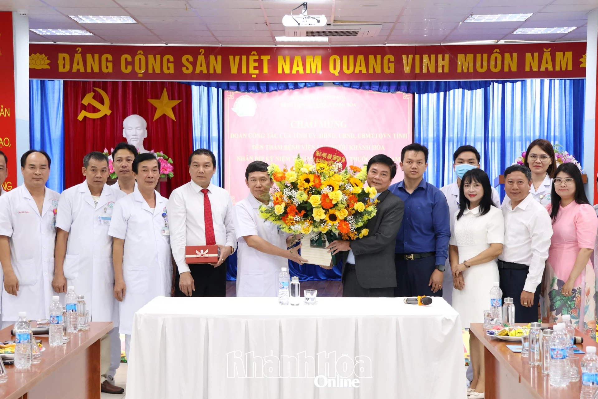 đồng chí Lữ Thanh Hải - Ủy viên Ban Thường vụ Tỉnh ủy, Phó Chủ tịch Thường trực HĐND tỉnh Khánh Hòa đến thăm, chúc mừngcán bộ, y, bác sĩ Bệnh viện Ung bướu Khánh Hòa.