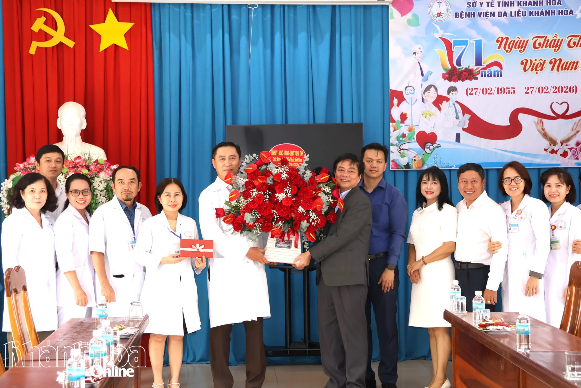 Đồng chí Lữ Thanh Hải - Ủy viên Ban Thường vụ Tỉnh ủy, Phó Chủ tịch Thường trực HĐND tỉnh Khánh Hòa đến thăm, chúc mừng cán bộ, y, bác sĩ Bệnh viện Da liễu Khánh Hòa.