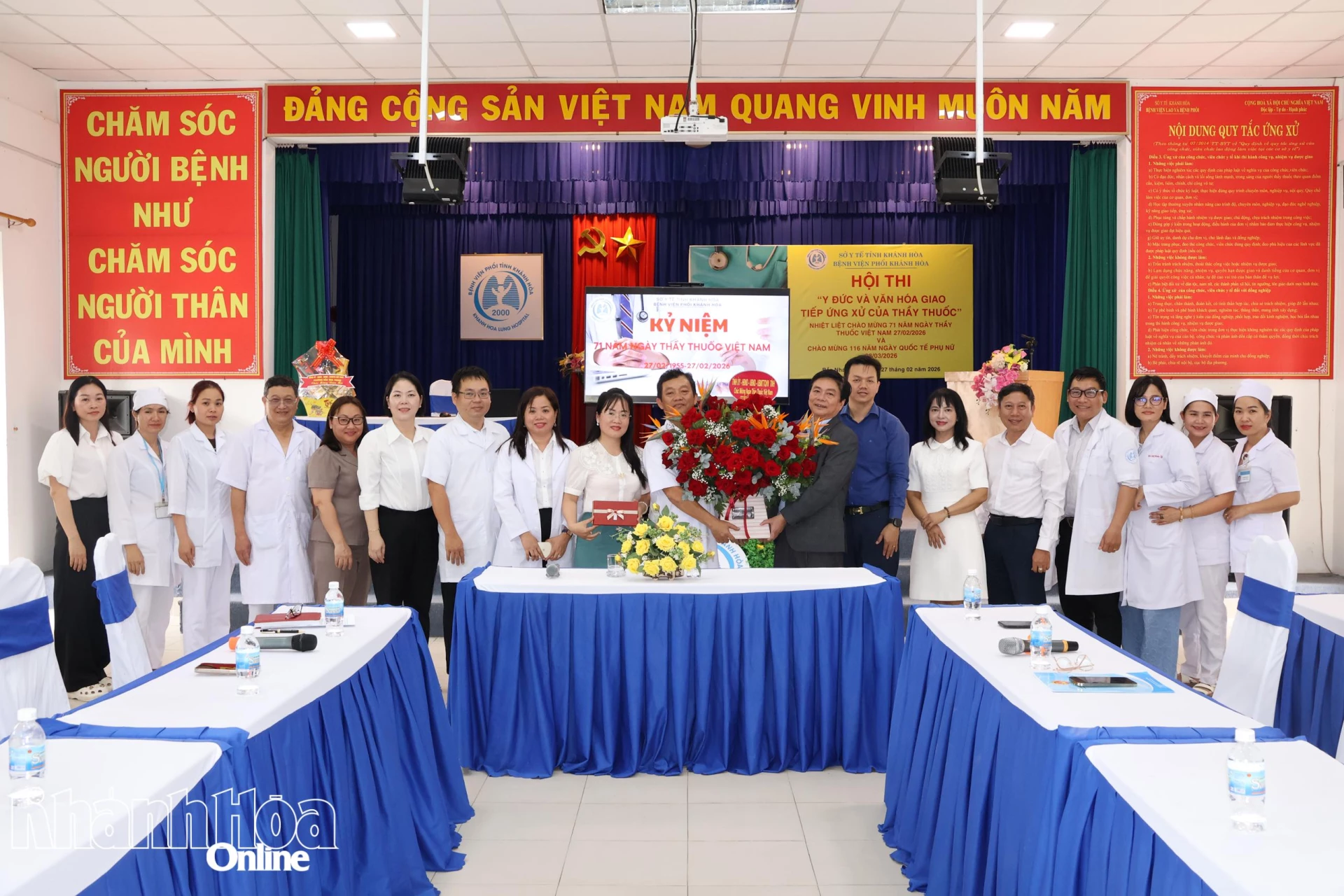 Đồng chí Lữ Thanh Hải - Ủy viên Ban Thường vụ Tỉnh ủy, Phó Chủ tịch Thường trực HĐND tỉnh Khánh Hòa đến thăm, chúc mừng cán bộ, y, bác sĩ Bệnh viện Phổi Khánh Hòa.