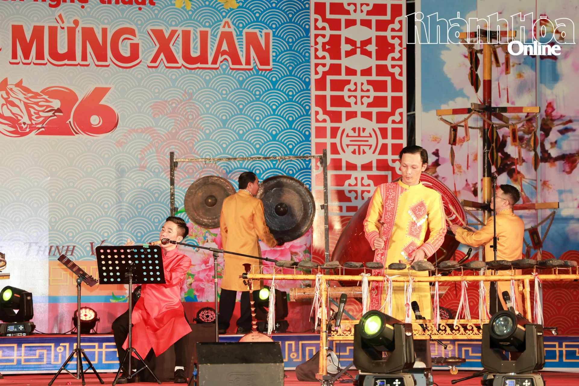 Màn hòa tấu nhạc cụ dân tộc trong chương trình nghệ thuật tối mùng 1 Tết Bính Ngọ.