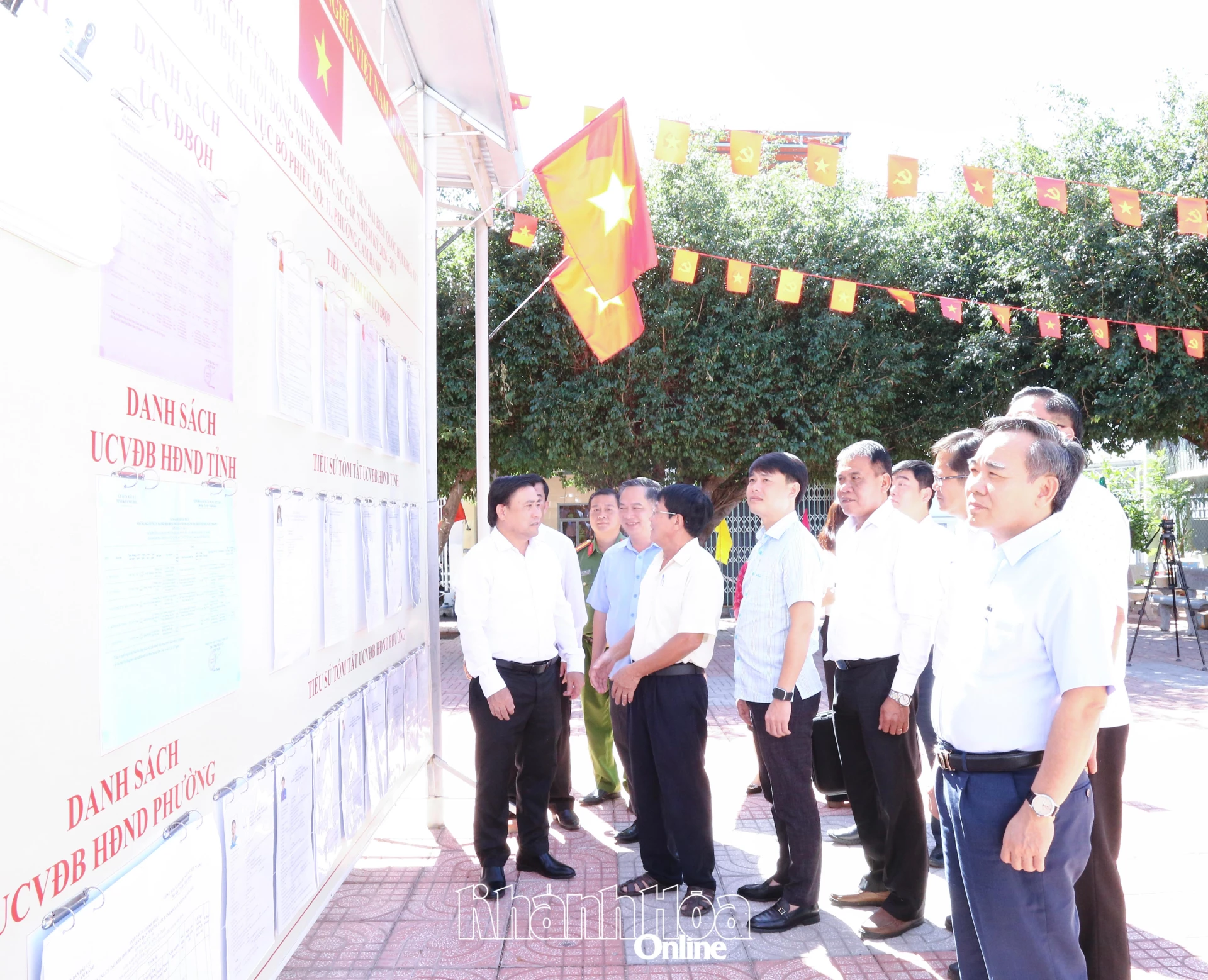 Đồng chí Lâm Đông và đoàn công tác kiểm tra thực tế tại Khu vực bỏ phiếu số 11- phường Cam Ranh