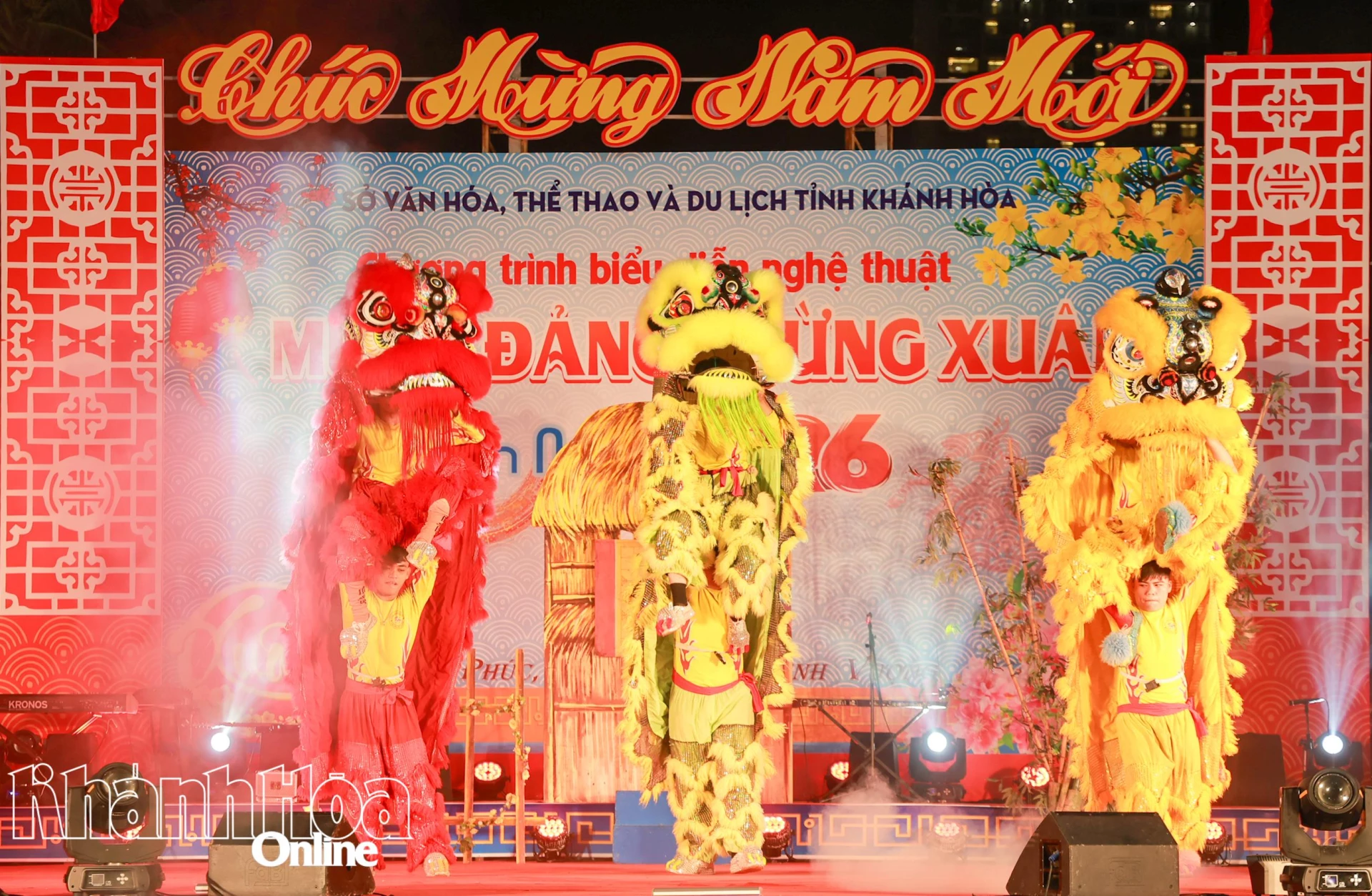 Màn biểu diễn múa lân trong tiếng trống rộn ràng.