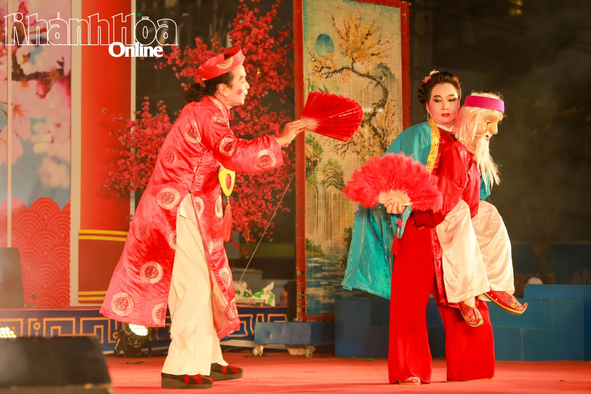 Hình ảnh về trích đoạn tuồng “Ông già cõng vợ đi xem hội”.