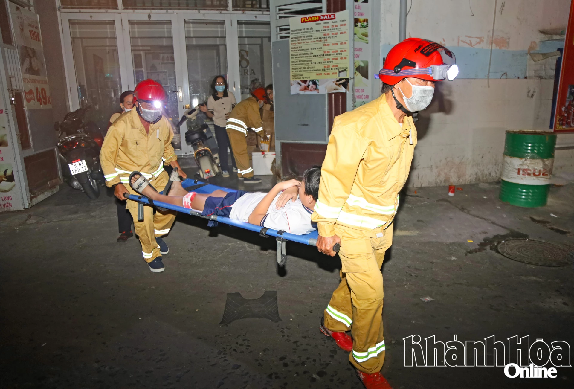 Thực tập cứu nạn nhân ra khỏi khu vực cháy.