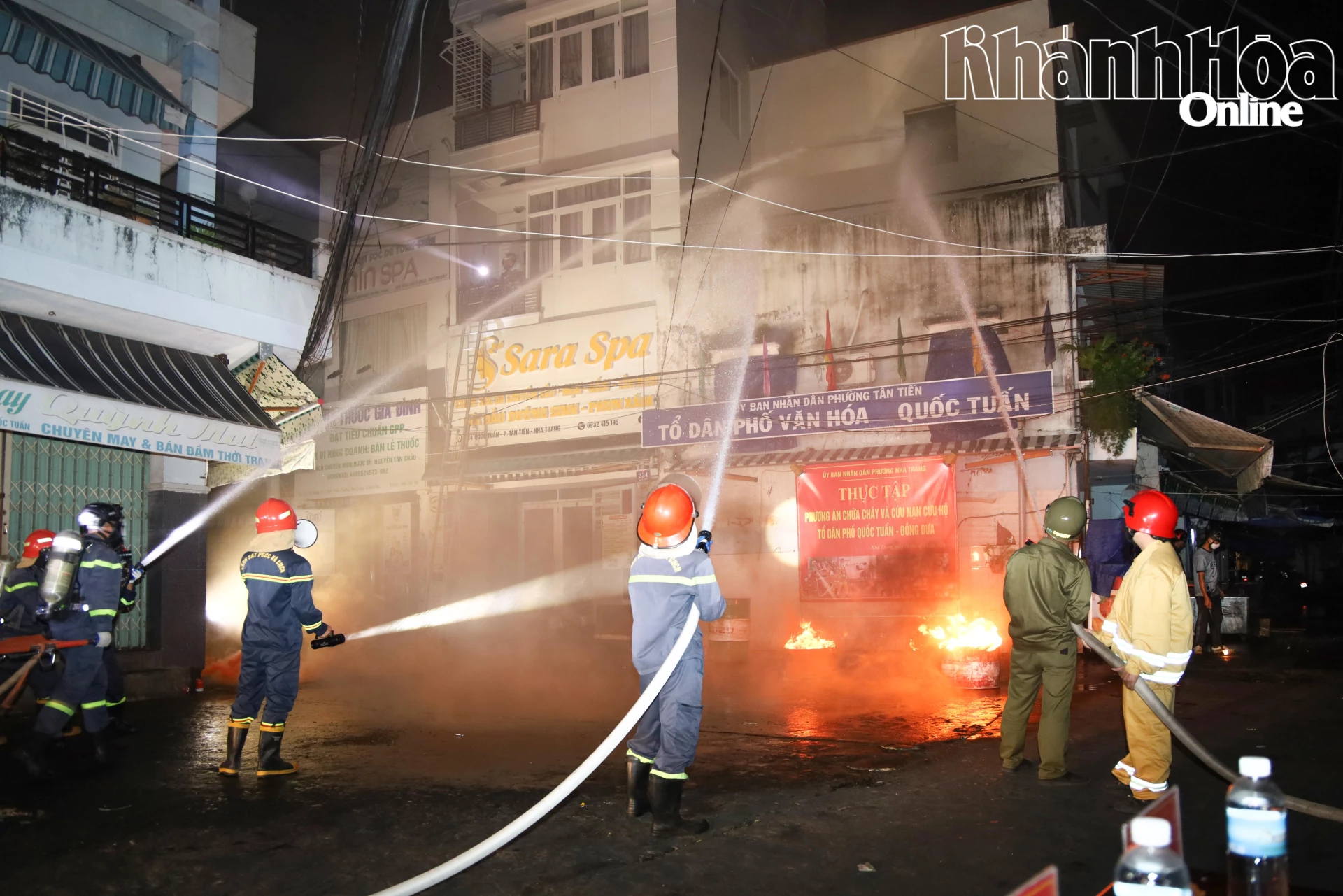 Các lực lượng thực tập phối hợp chữa cháy tại Tổ dân phố Quốc Tuấn - Đồng Dưa.