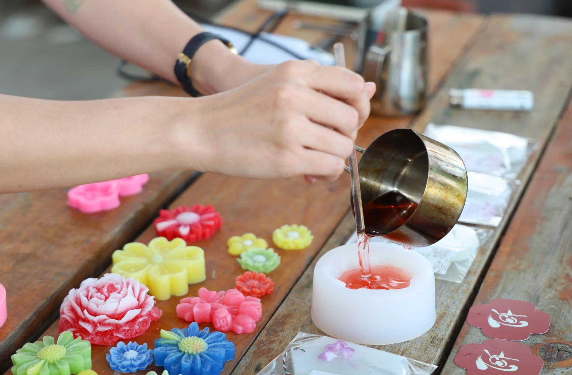 …đổ sáp vào khuôn.